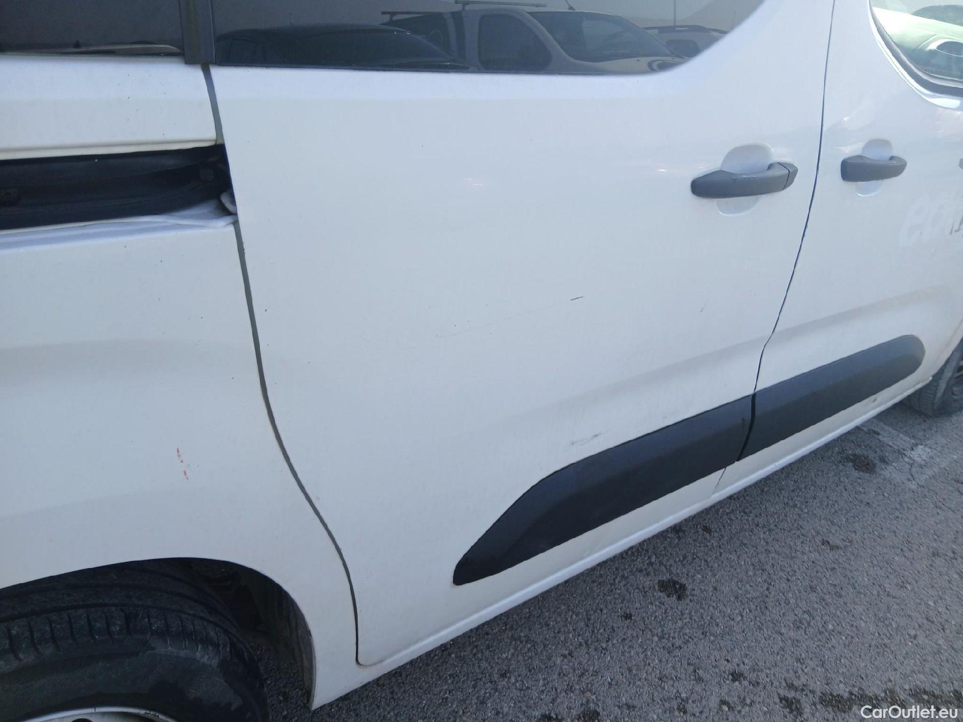  Citroen  Berlingo CITROEN  / 2018 / 4P / combi Talla M BlueHDi 100 LIVE (AC) #24