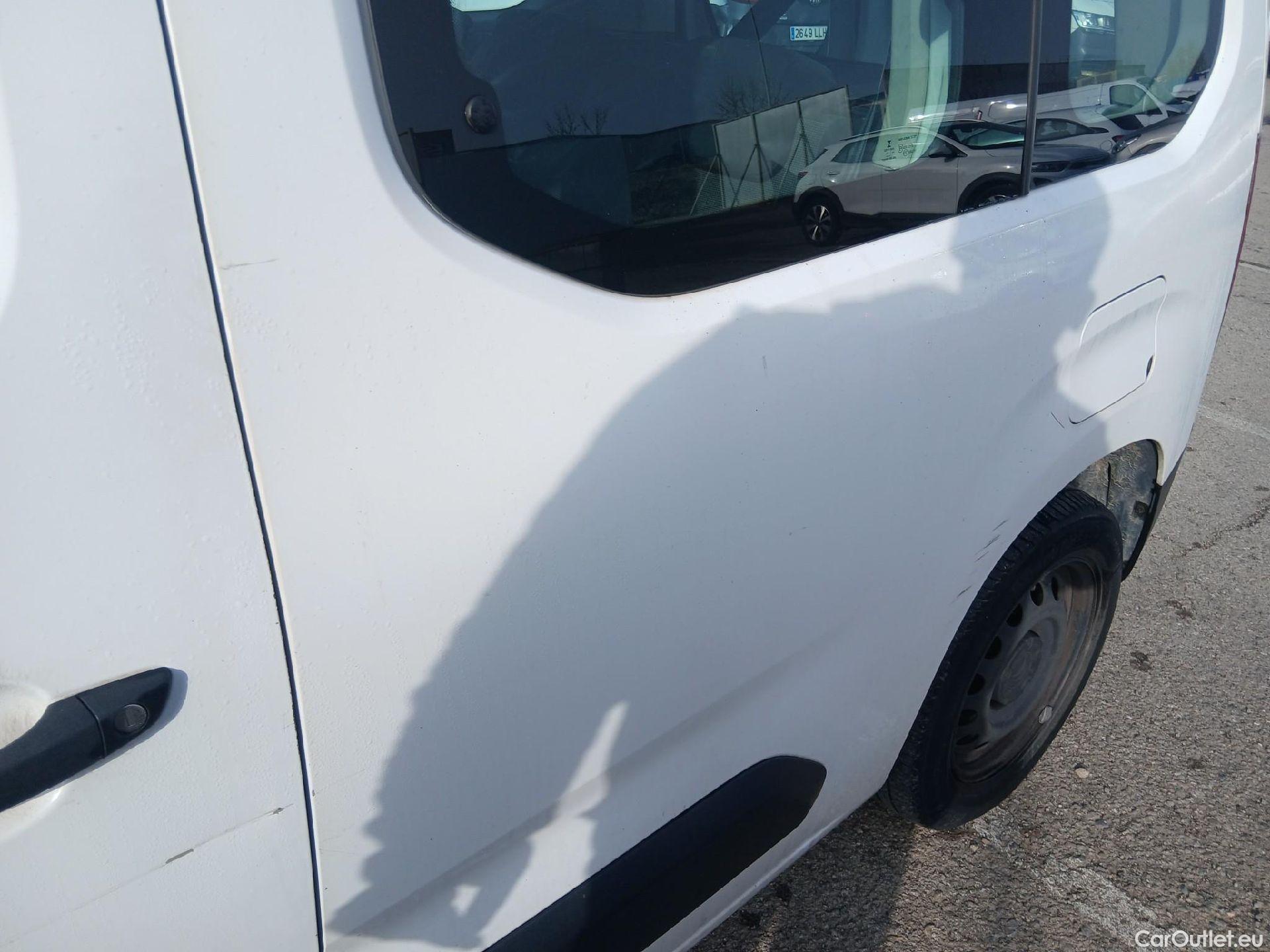  Citroen  Berlingo CITROEN  / 2018 / 4P / combi Talla M BlueHDi 100 LIVE (AC) #13