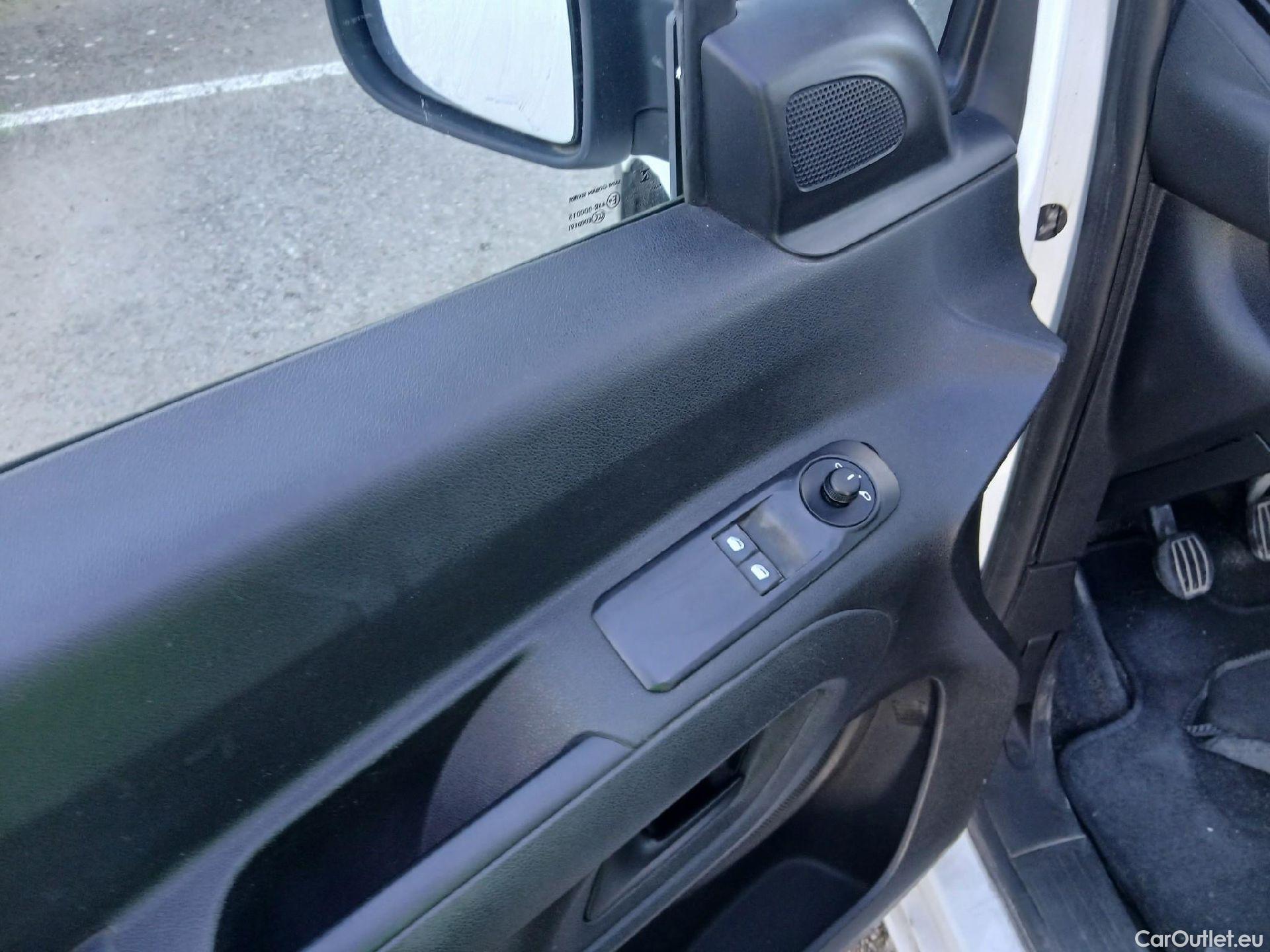  Citroen  Berlingo CITROEN  / 2018 / 4P / combi Talla M BlueHDi 100 LIVE (AC) #39