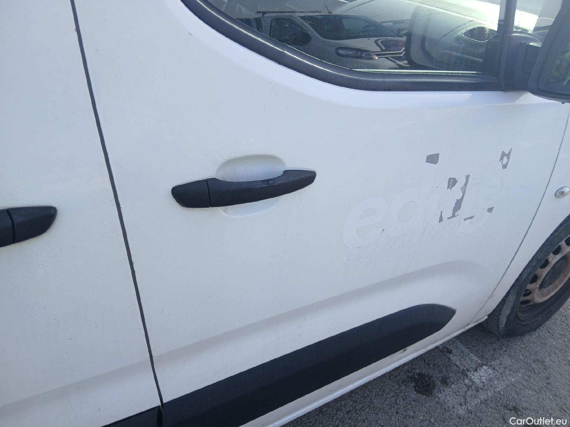  Citroen  Berlingo CITROEN  / 2018 / 4P / combi Talla M BlueHDi 100 LIVE (AC) #26