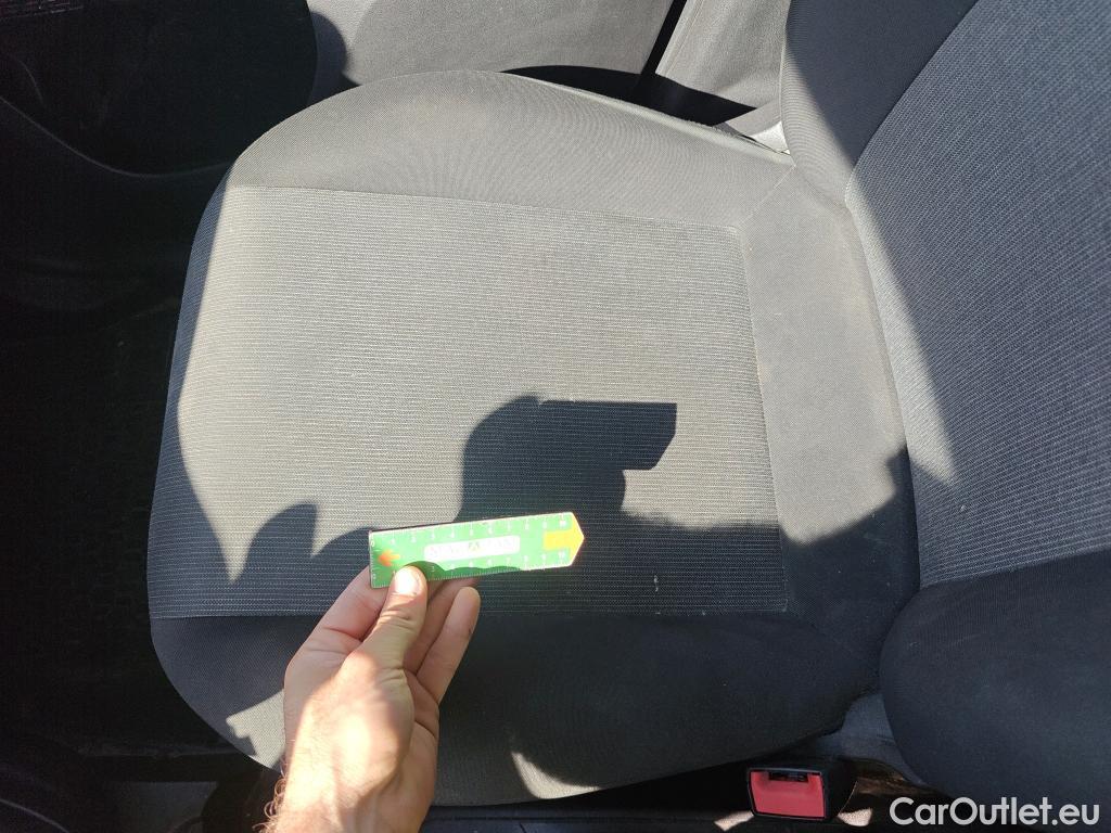  Fiat  Doblo FIAT Doblò Cargo/2015/4P/furgón derivado de turismo Cargo SX 1.3 Mjet 70 kW (95 CV) #53