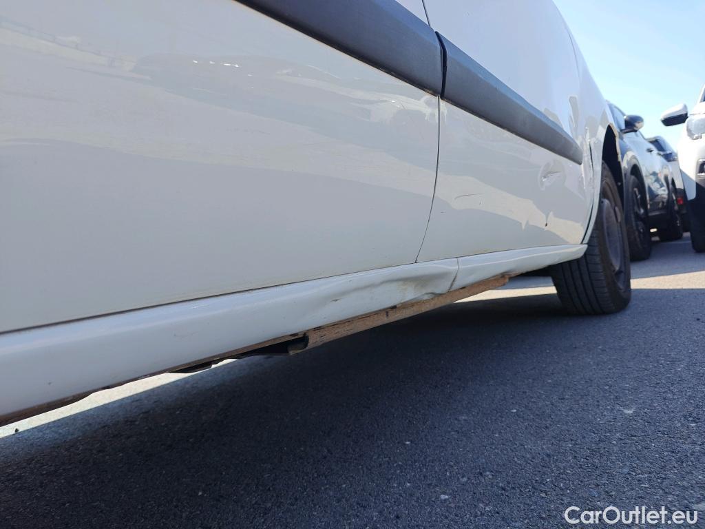  Fiat  Doblo FIAT Doblò Cargo/2015/4P/furgón derivado de turismo Cargo SX 1.3 Mjet 70 kW (95 CV) #25