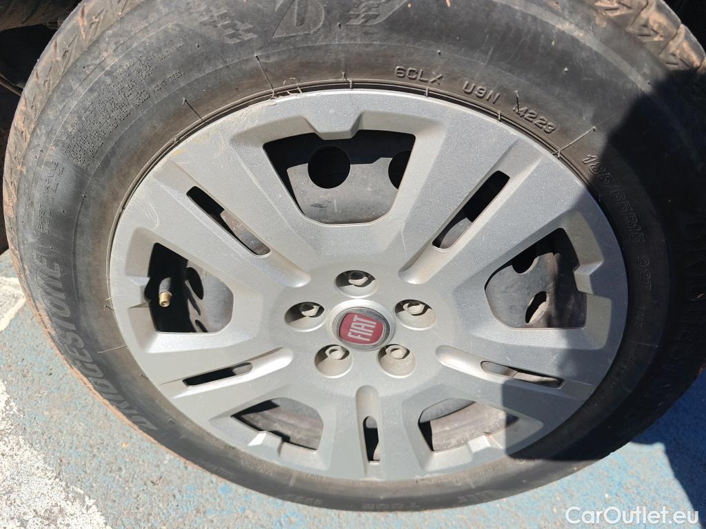  Fiat  Doblo FIAT Doblò Cargo/2015/4P/furgón derivado de turismo Cargo SX 1.3 Mjet 70 kW (95 CV) #79