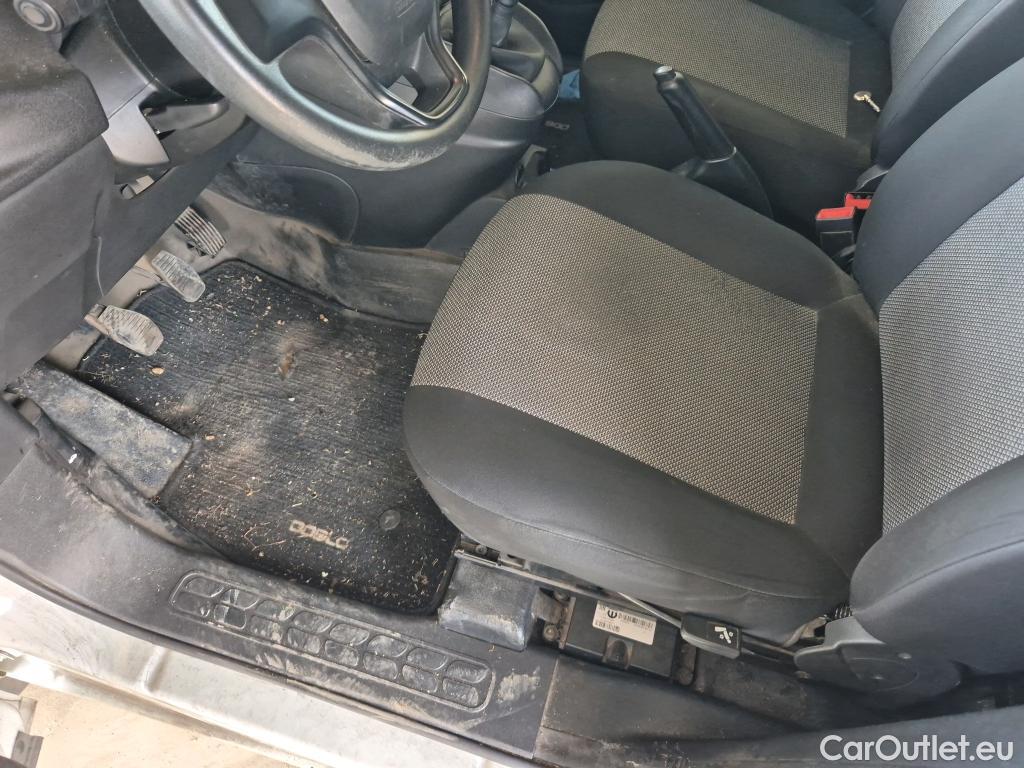  Fiat  Doblo FIAT Doblò Cargo/2015/3P/furgón derivado de turismo Cargo Base Plus 1.3 Mjet 70kW (95CV) #23