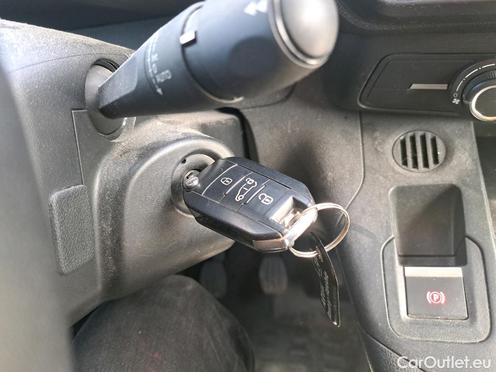  Peugeot  Partner PEUGEOT  / 2018 / 4P / furgón derivado de turismo Premium Standard 600kg BlueHDi 73kW #2