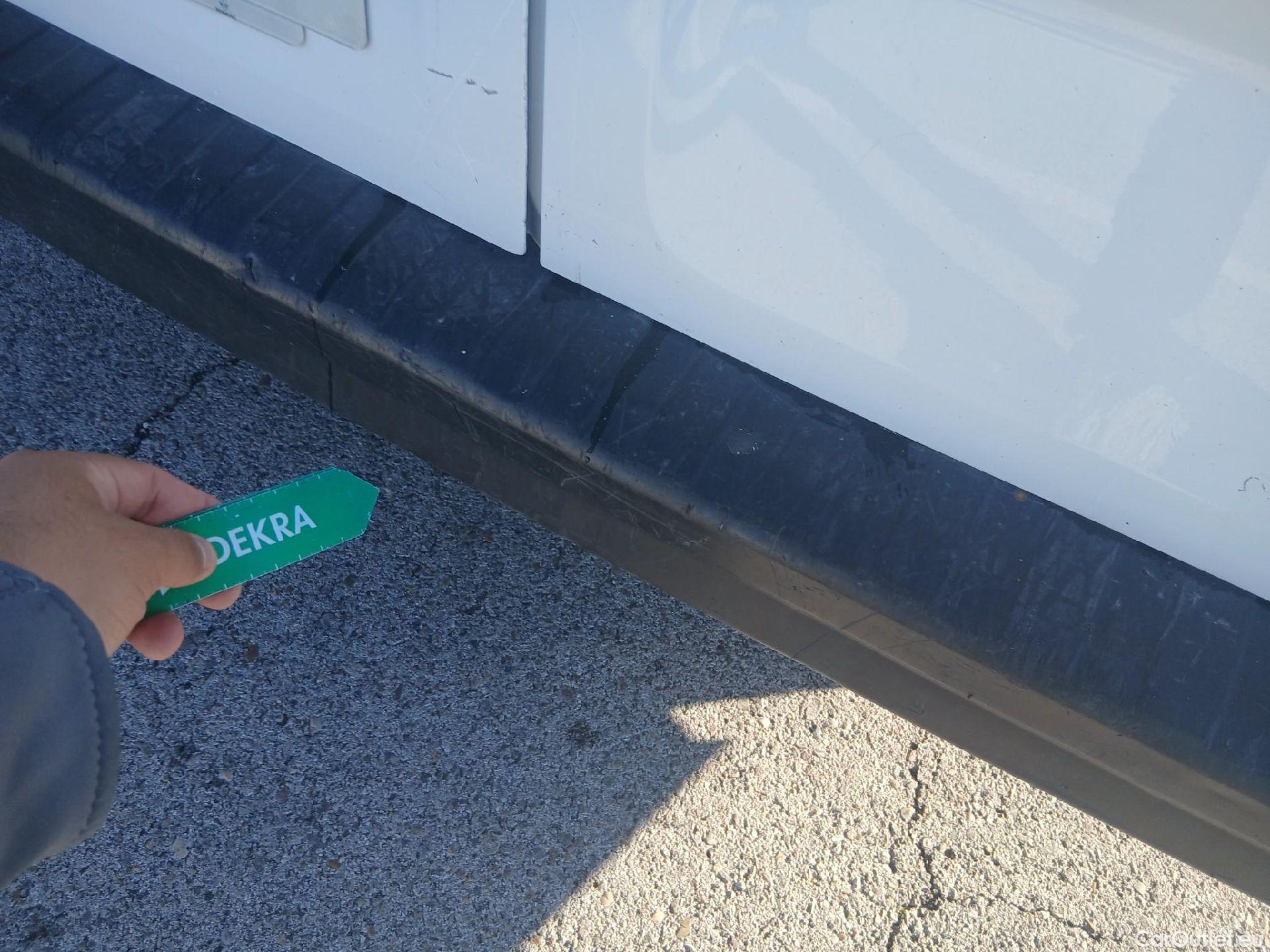  Renault  Trafic RENAULT  / 2021 / 4P / furgón Furgón L1H1 Blue dCi 96 Kw (130 CV) CUA #42