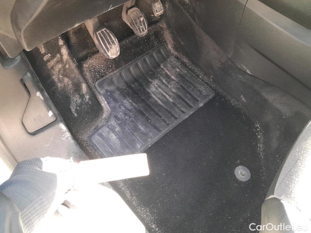  Peugeot  2008 PEUGEOT  / 2019 / 5P / todoterreno Allure BlueHDI 81kW (110CV) #17