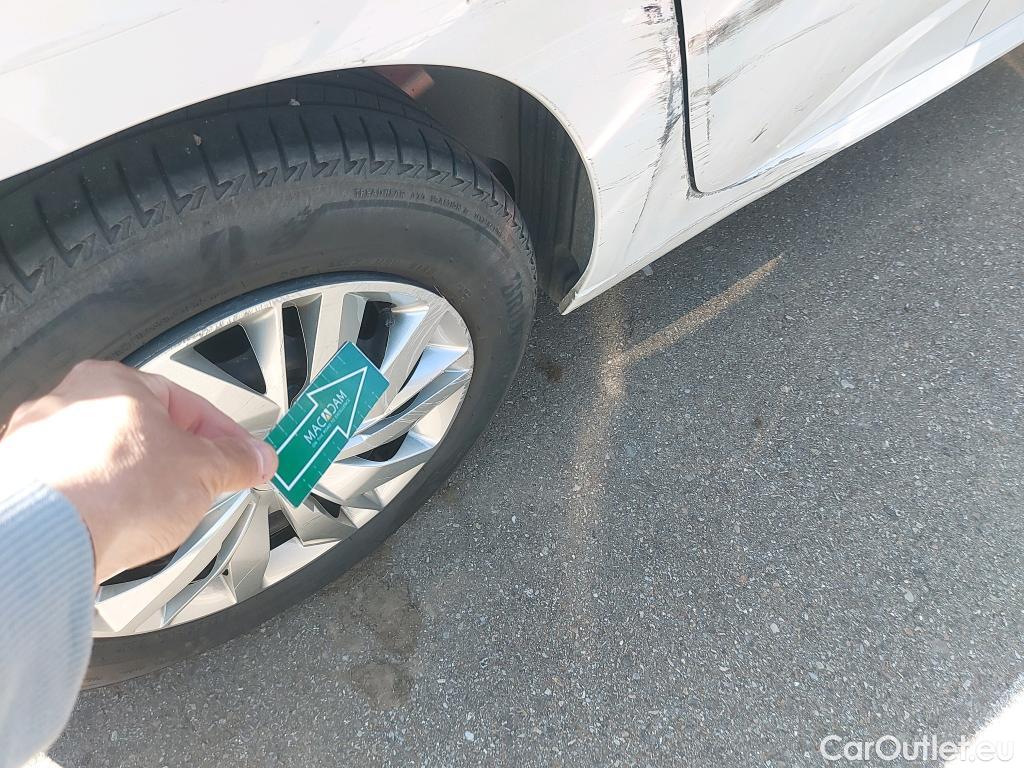  Peugeot  208 PEUGEOT  / 2019 / 5P / berlina con portón PureTech 55kW (75CV) Like #21