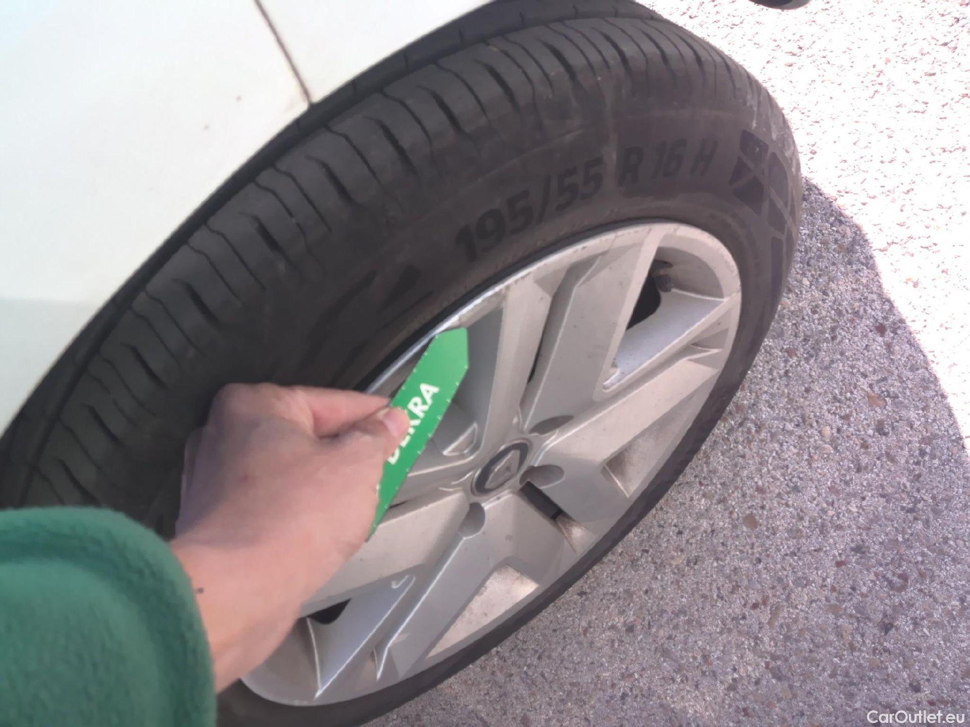  Renault  Clio RENAULT  / 2019 / 5P / berlina con portón Intens TCe 74 kW (100CV) GLP #11