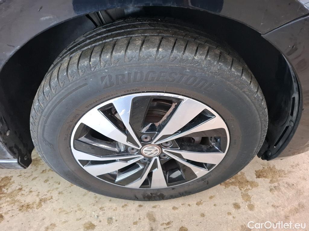  Volkswagen  Polo VOLKSWAGEN  / 2017 / 5P / Berline 1.0 TSI 95 DSG7 Lounge Business #41