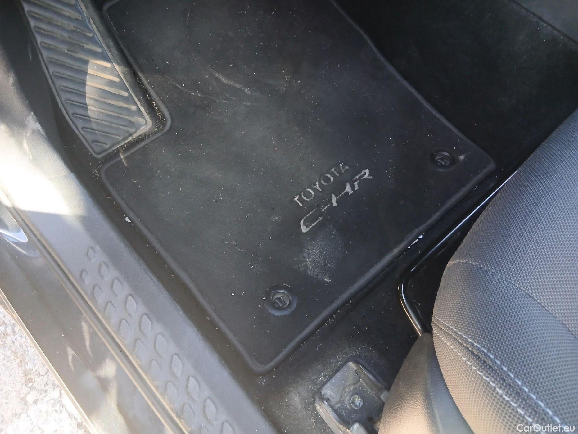  Toyota  C-HR TOYOTA  / 2019 / 5P / todoterreno 2.0 180H Advance #2