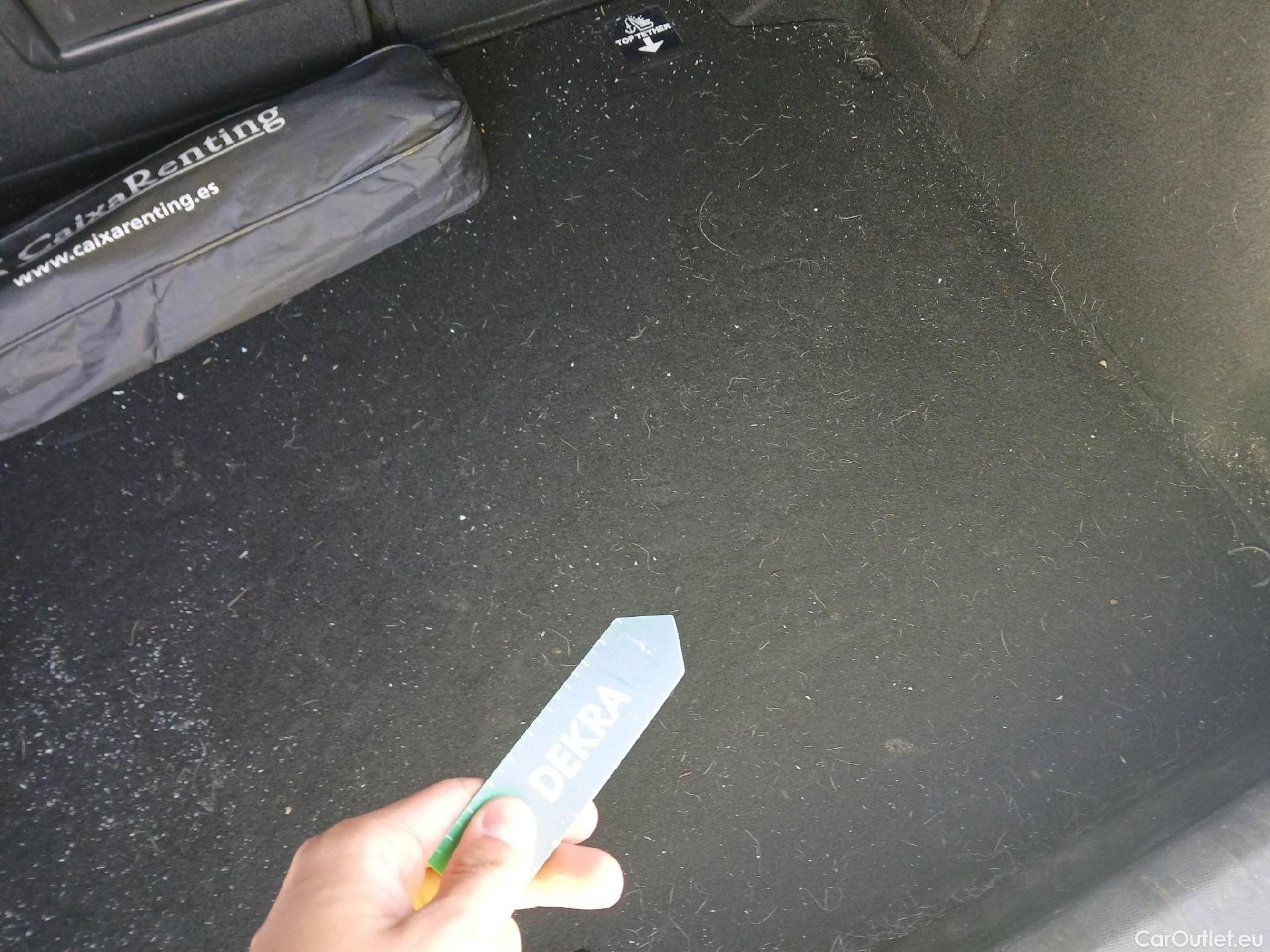  Peugeot  308 PEUGEOT  / 2017 / 5P / berlina con portón 5p Allure PureTech 130 S&S (CX) #4