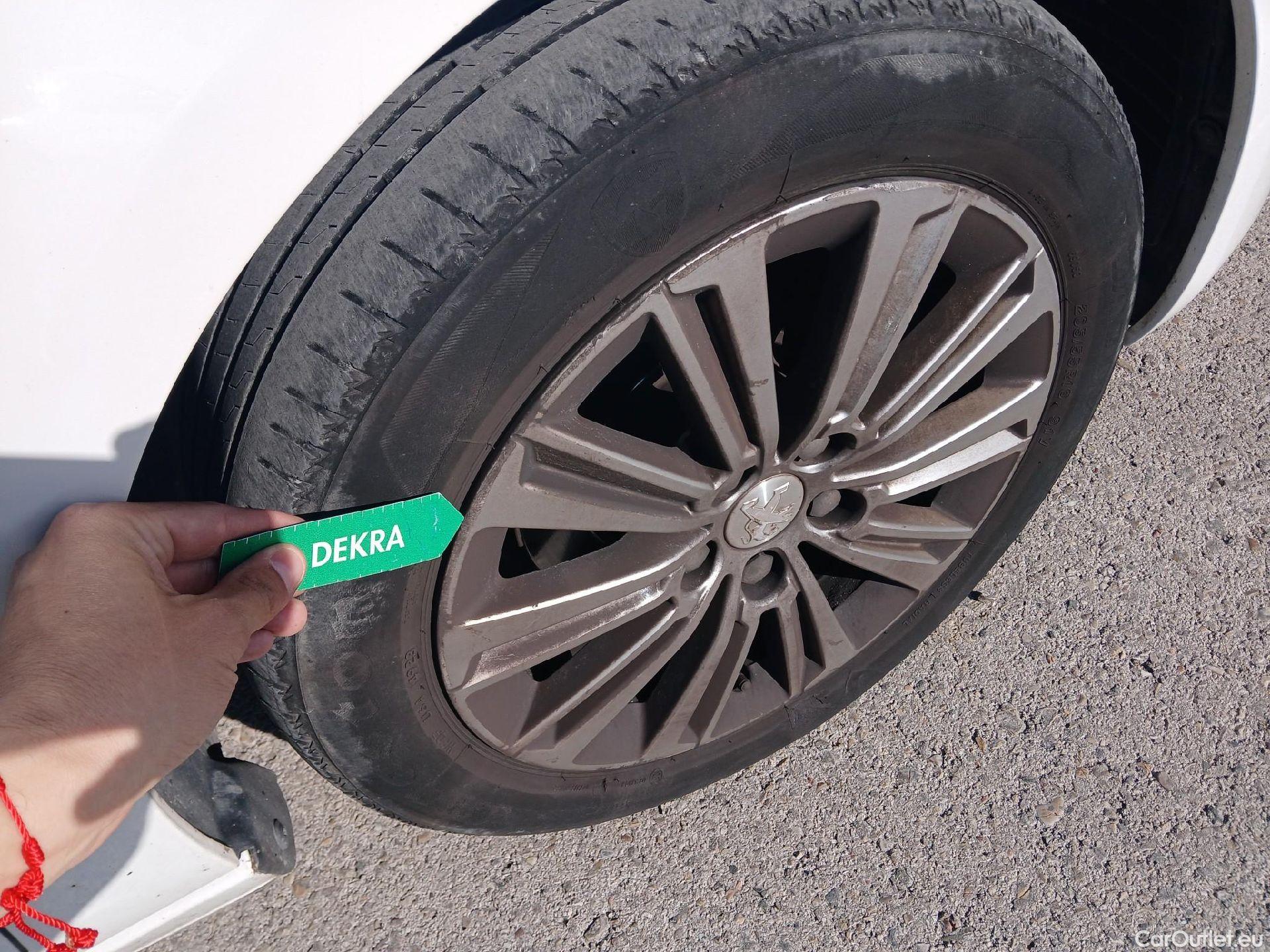  Peugeot  308 PEUGEOT  / 2017 / 5P / berlina con portón 5p Allure PureTech 130 S&S (CX) #40