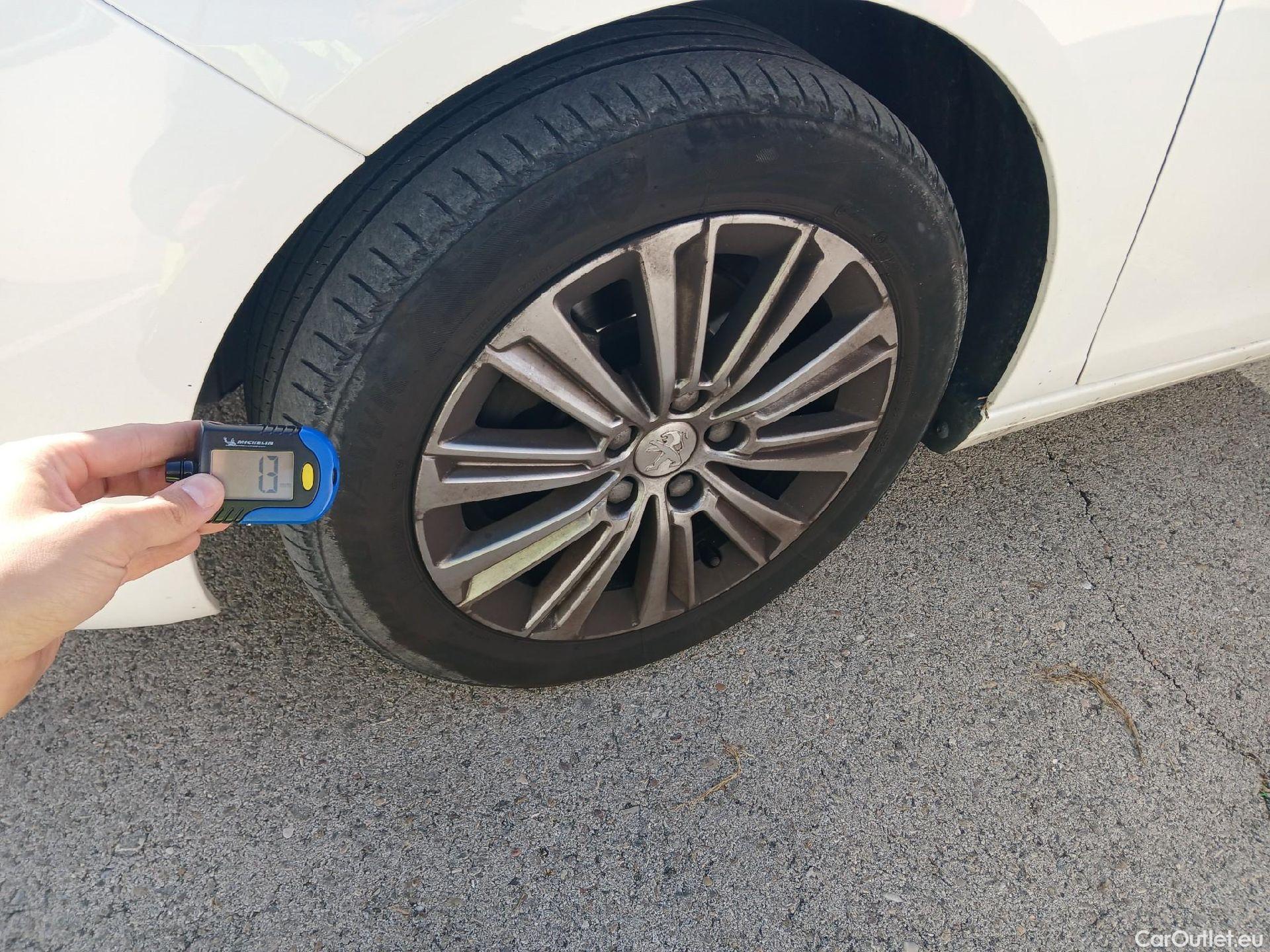  Peugeot  308 PEUGEOT  / 2017 / 5P / berlina con portón 5p Allure PureTech 130 S&S (CX) #16