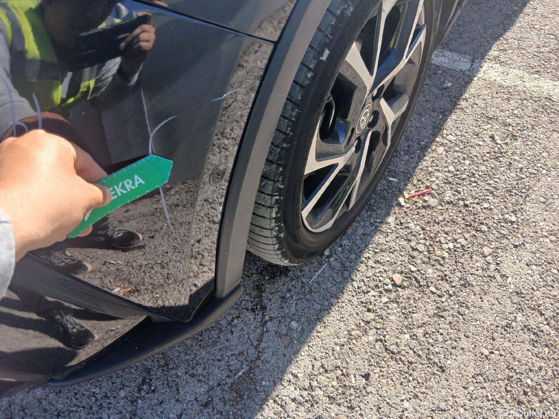  Toyota  C-HR TOYOTA  / 2019 / 5P / todoterreno 2.0 180H Advance #3