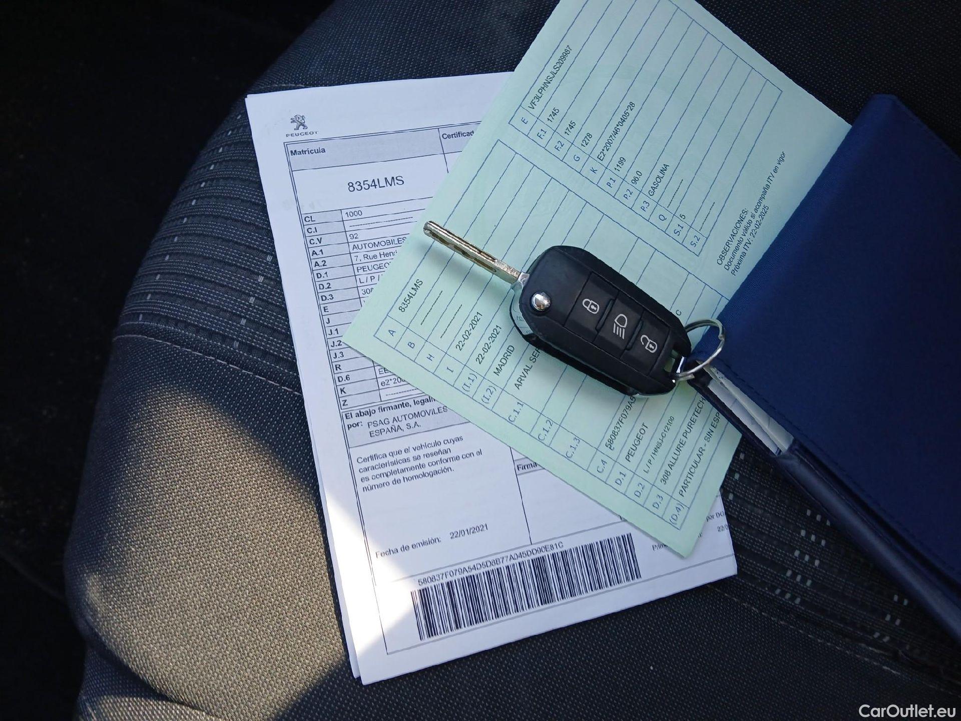  Peugeot  308 PEUGEOT  / 2017 / 5P / berlina con portón 5p Allure PureTech 130 S&S (CX) #1