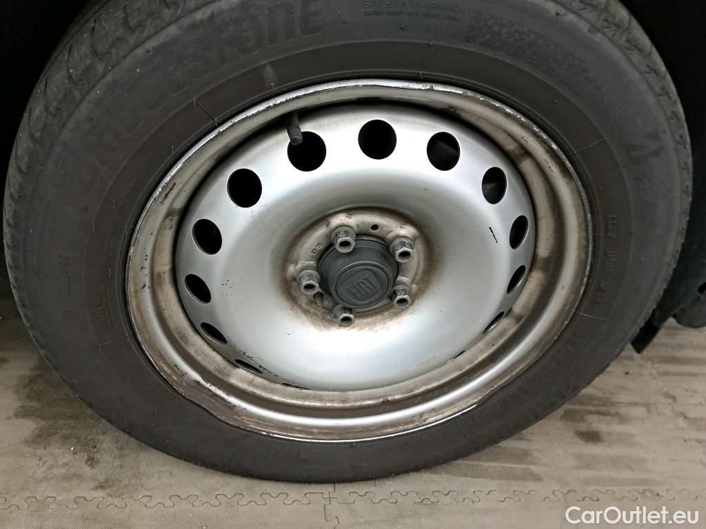  Fiat  Doblo FIAT Doblò Cargo/2015/4P/furgón derivado de turismo Cargo SX 1.3 Mjet 70 kW (95 CV) #25