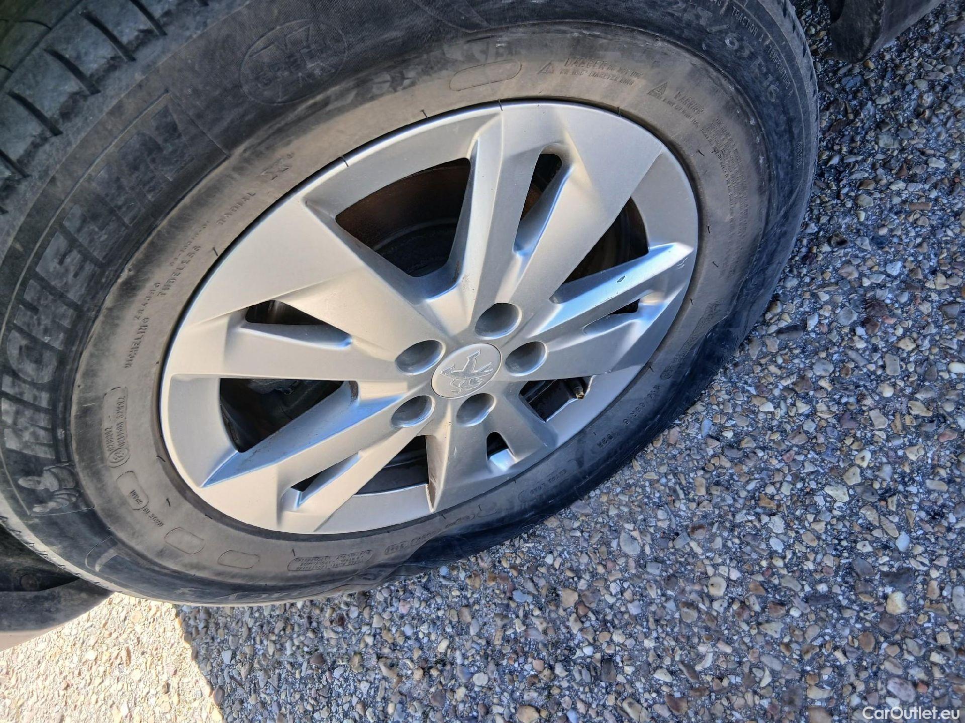  Peugeot  RIFTER PEUGEOT  / 2018 / 5P / monovolumen compacto Allure Standard BlueHDi 96kW #15