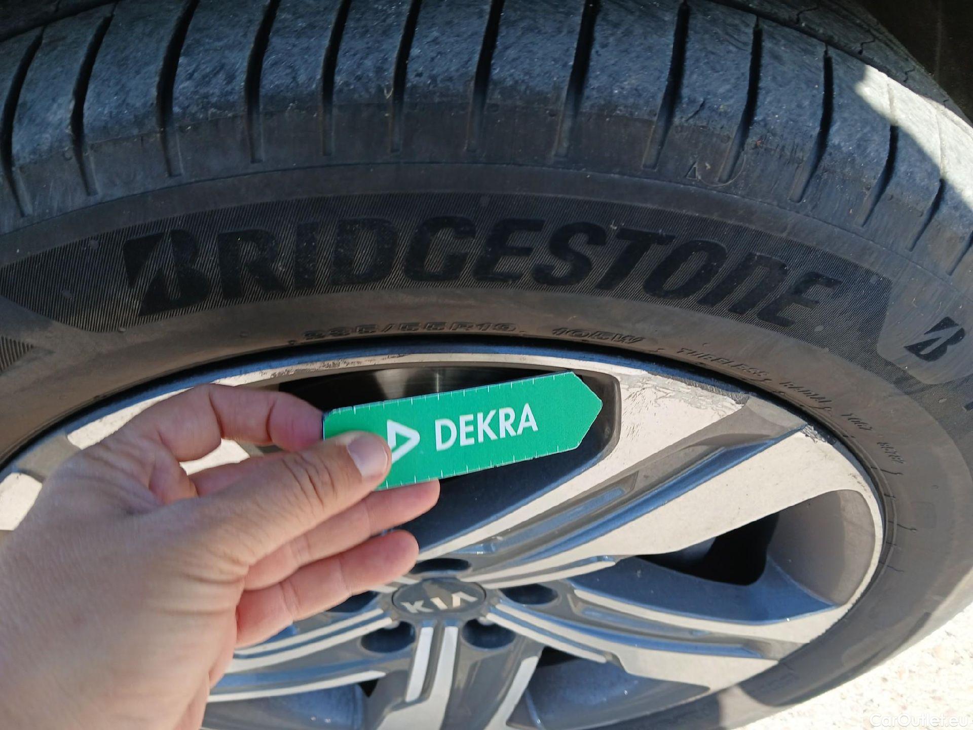  KIA  Sorento KIA  / 2020 / 5P / todoterreno 1.6 T-GDi HEV Emotion 4x4 7pl (P.Luxury) #38