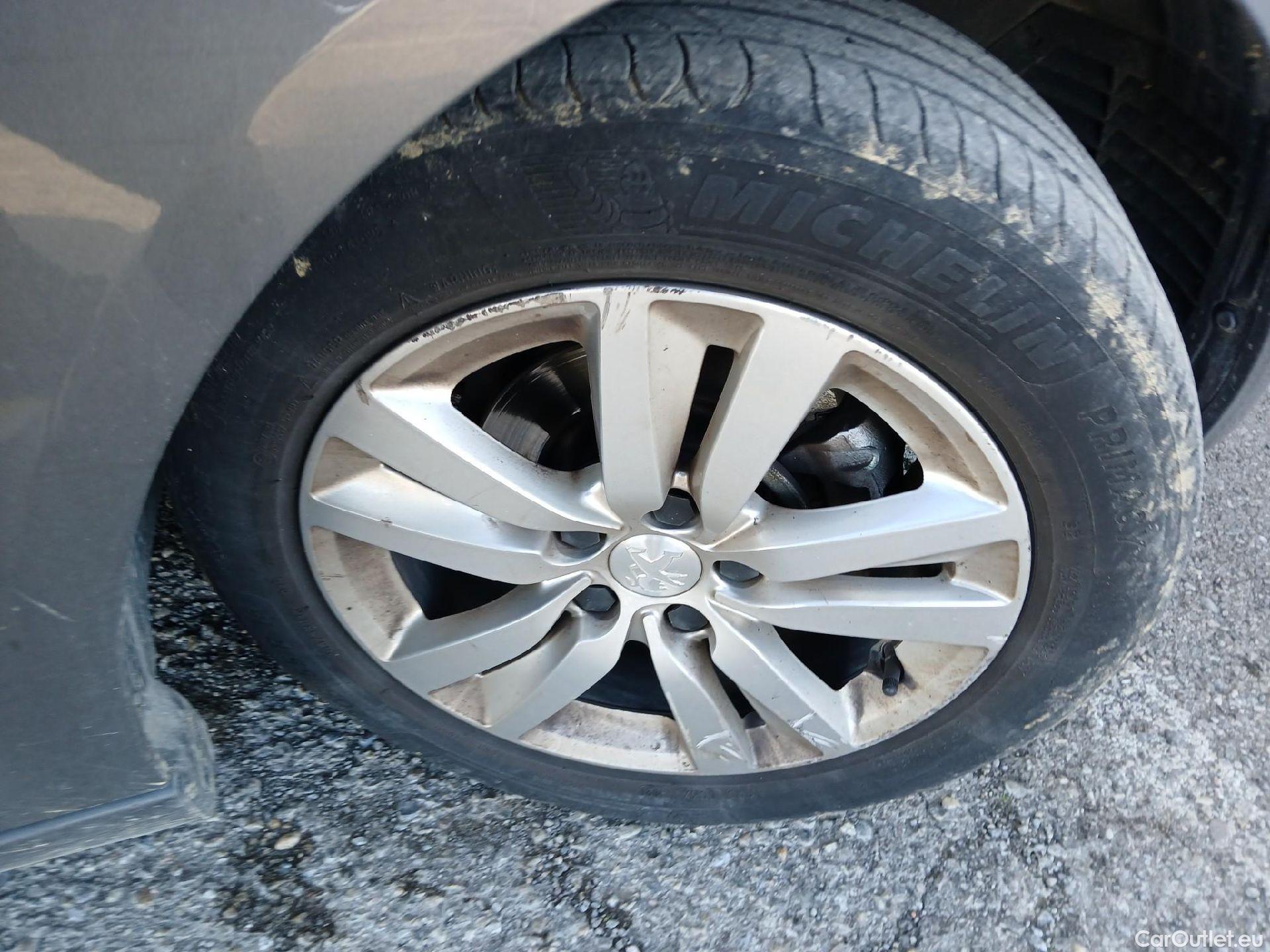  Peugeot  308 PEUGEOT  / 2017 / 5P / berlina con portón 5p Active Pack PureTech 110 S&S #39