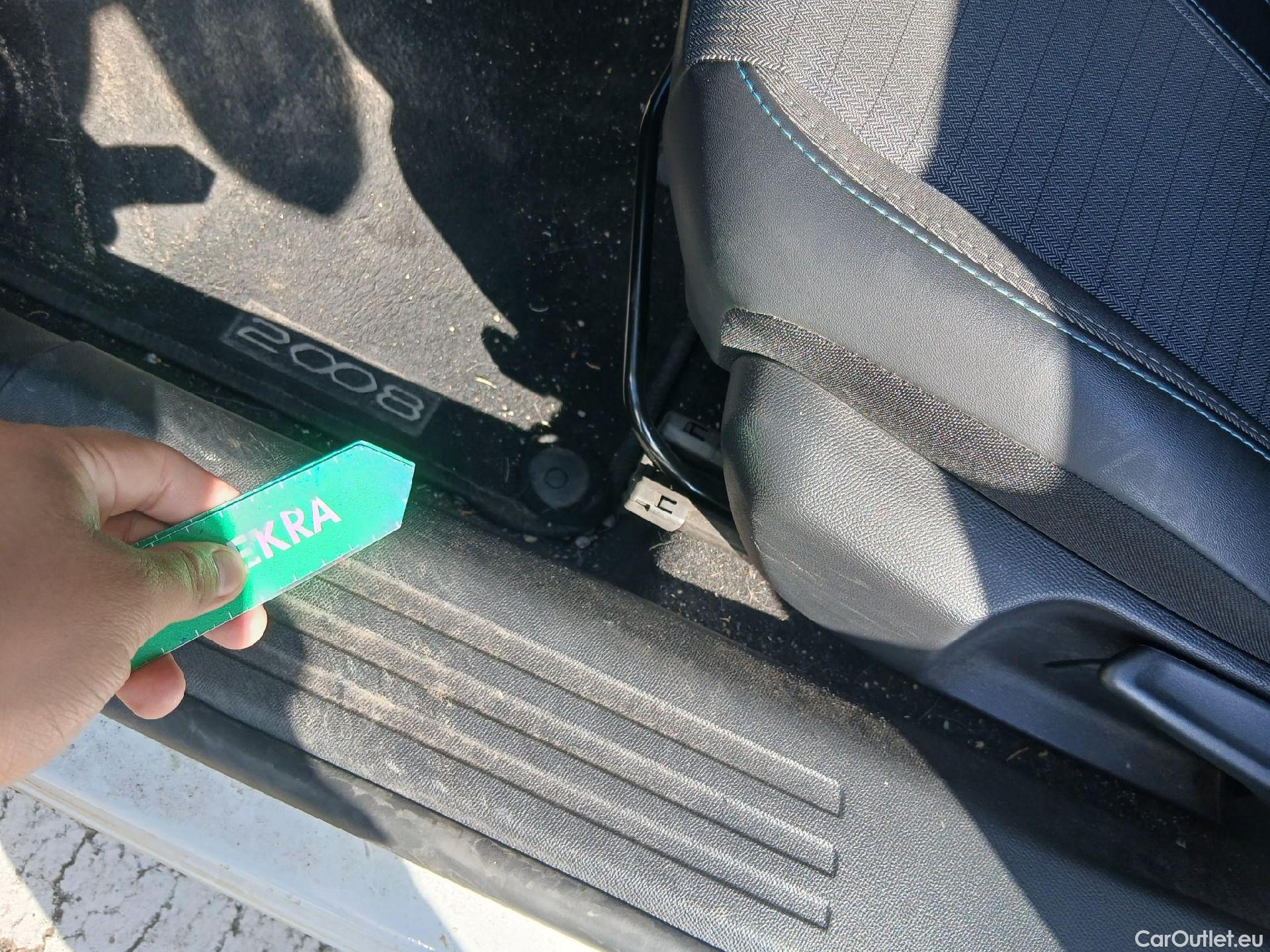  Peugeot  2008 PEUGEOT  / 2019 / 5P / todoterreno Allure BlueHDI 81kW (110CV) #12