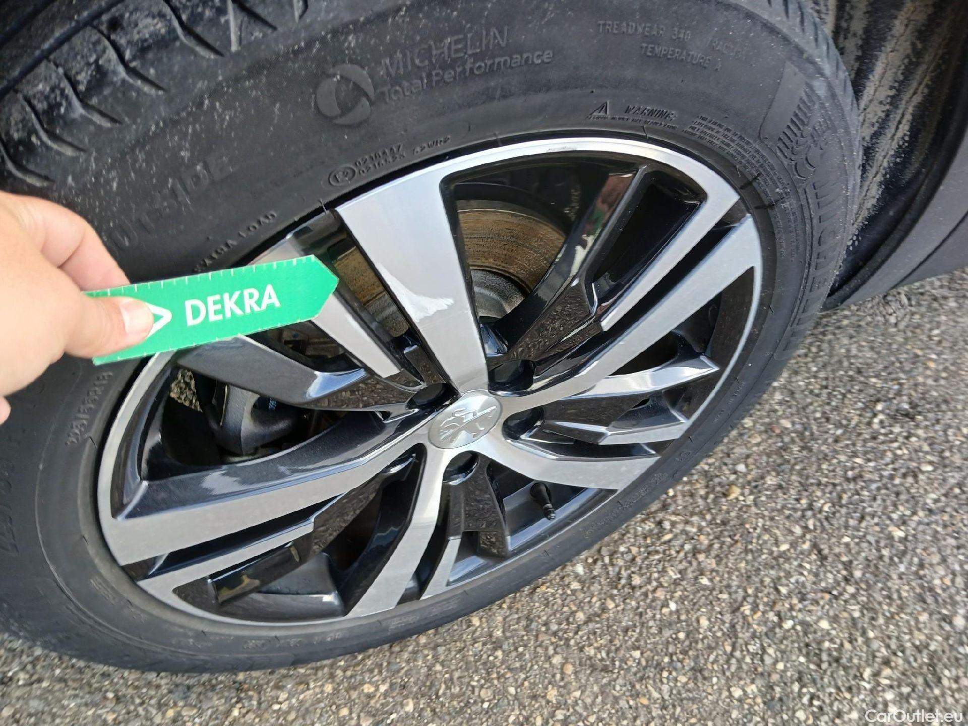  Peugeot  3008 PEUGEOT  Hybrid / 2016 / 5P / todoterreno 225 e-EAT8 Allure #34