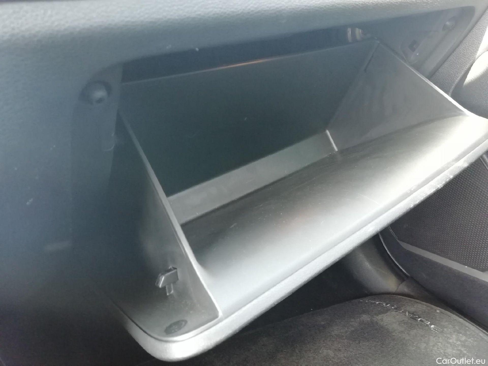  KIA  Sportage KIA  / 2022 / 5P / todoterreno 1.6 CRDi MHEV 100kW (136CV) Drive 4X2 #11