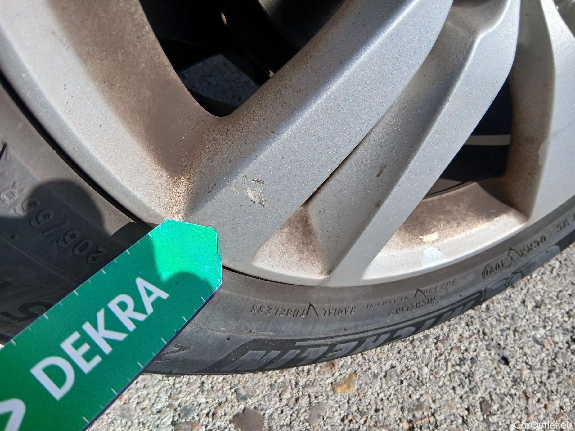  Peugeot  308 PEUGEOT  / 2017 / 5P / berlina con portón 5p Active Pack PureTech 110 S&S #30