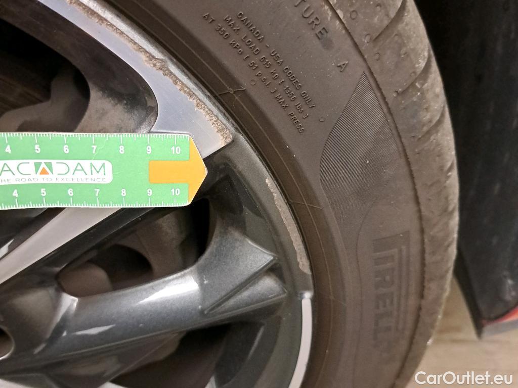  Hyundai  i30 HYUNDAI  / 2020 / 5P / berlina con portón 1.5 DPI Klass SLX #4