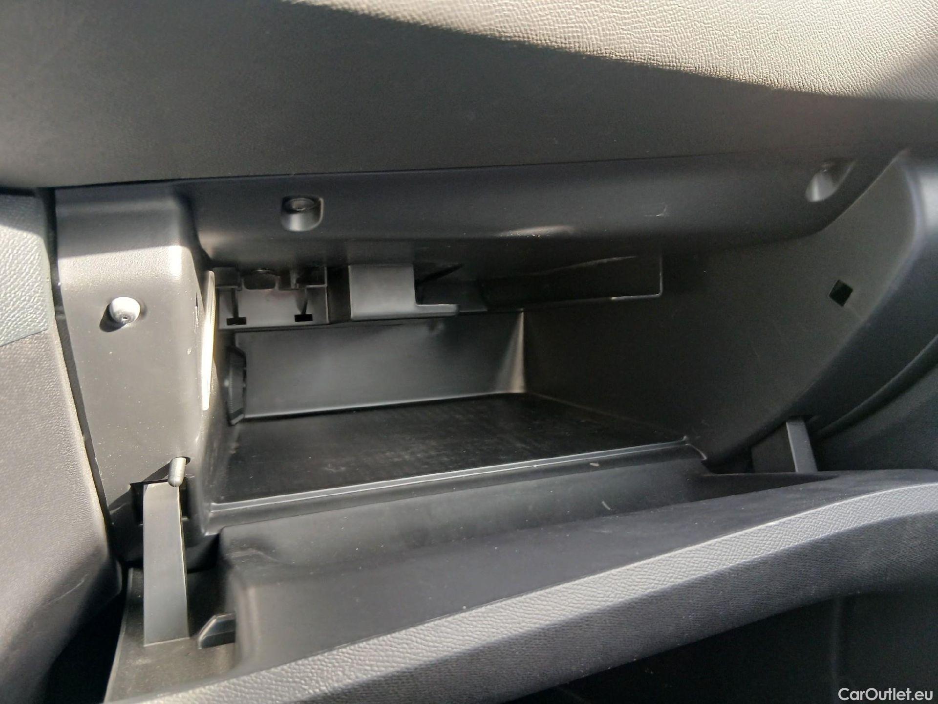  Peugeot  308 PEUGEOT  / 2017 / 5P / berlina con portón 5p Active Pack PureTech 110 S&S #44