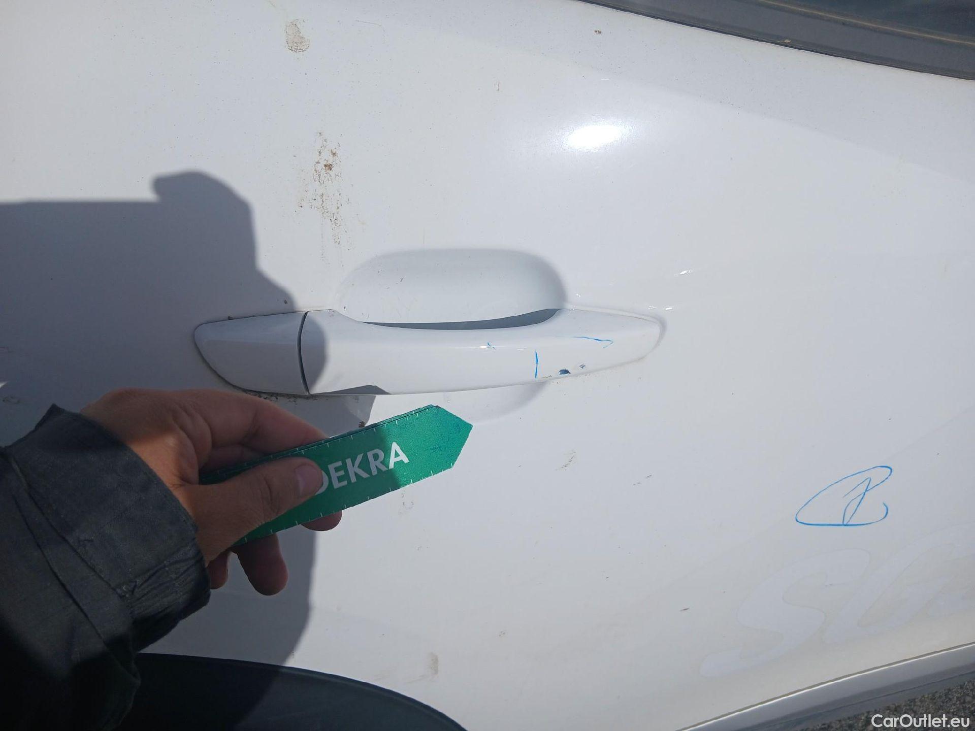  Peugeot  2008 PEUGEOT  / 2019 / 5P / todoterreno Allure BlueHDI 81kW (110CV) #28