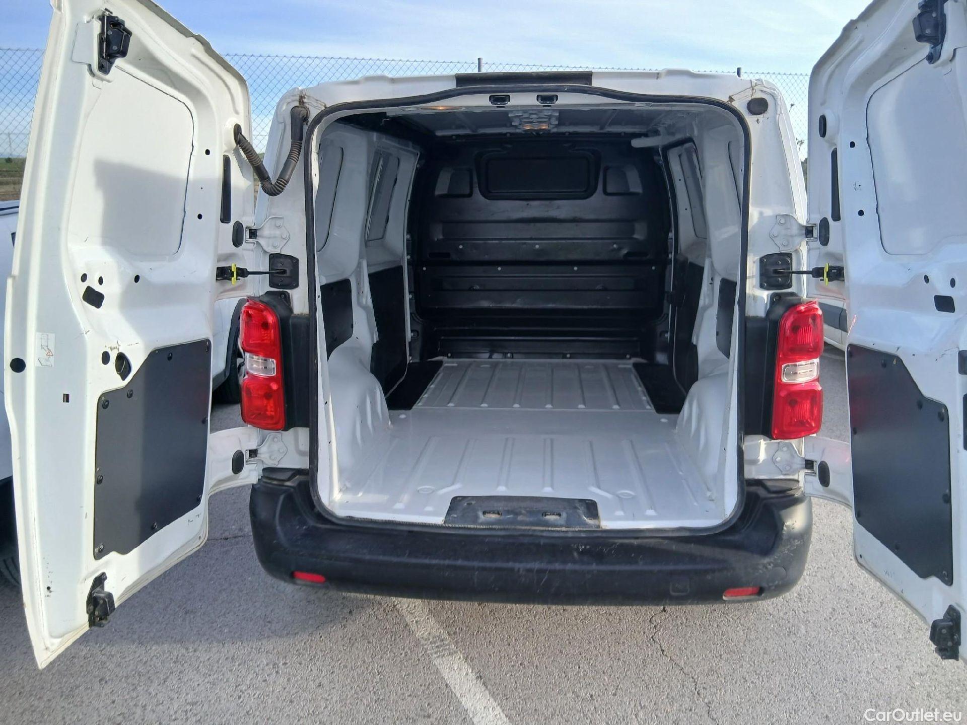  Peugeot  Expert PEUGEOT  / 2016 / 4P / furgón Furgón Pro 1.5 BlueHDi 120 Standard #29