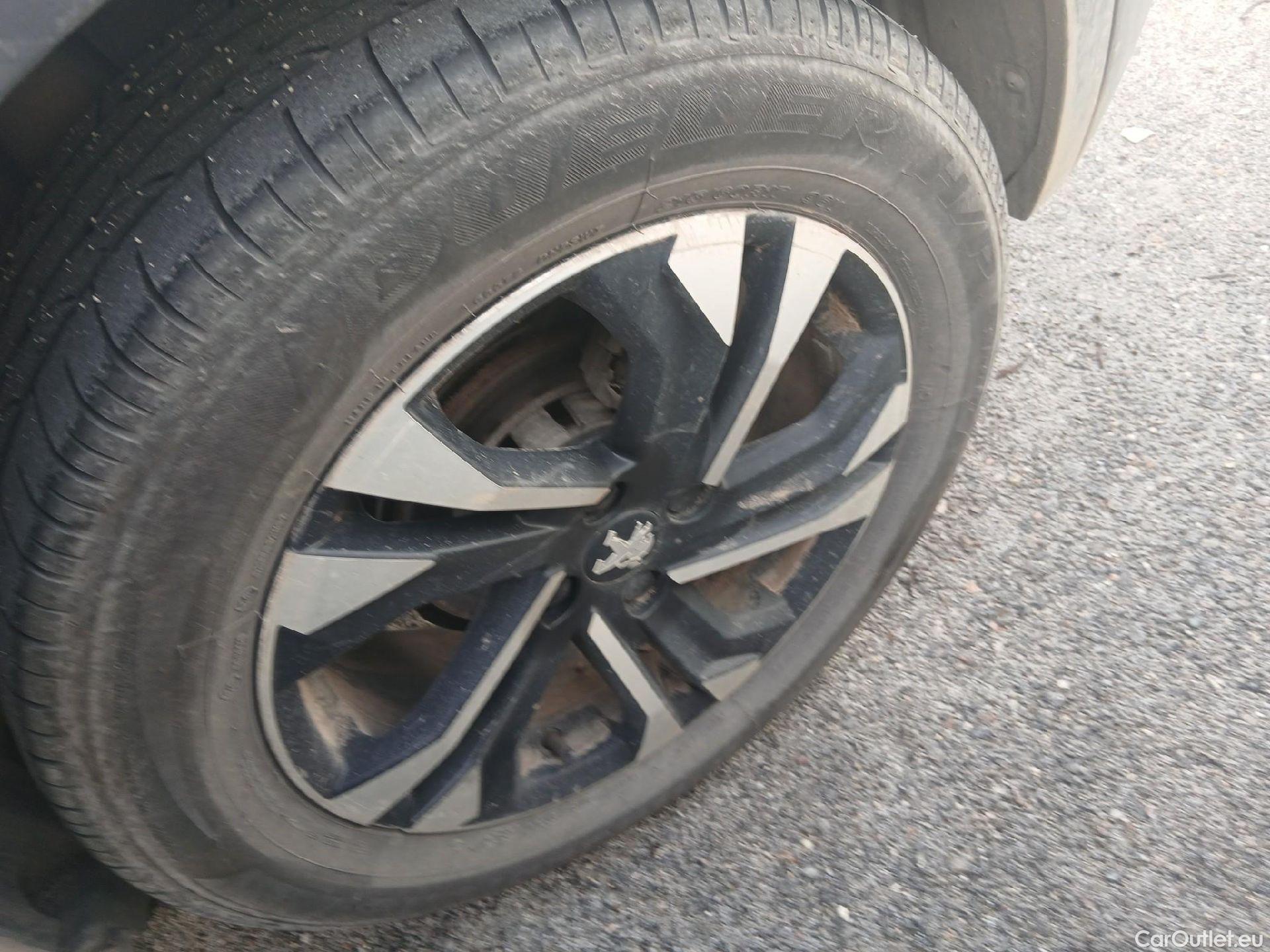  Peugeot  2008 PEUGEOT  / 2019 / 5P / todoterreno Allure BlueHDI 81kW (110CV) #17