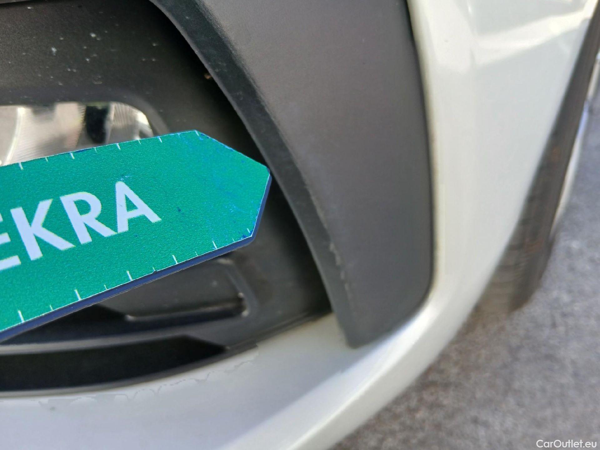  Bmw  Serie 1 BMW  / 2019 / 5P / berlina con portón 118i #4