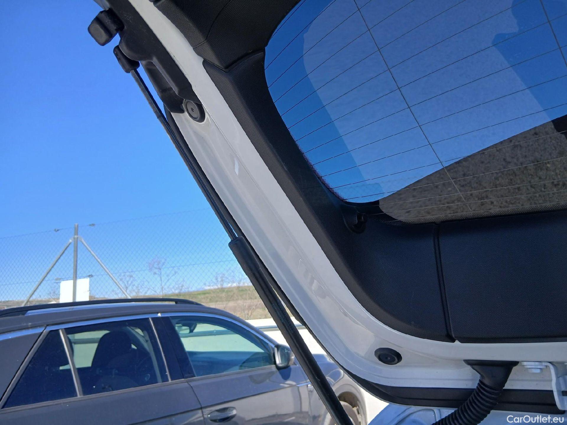  Bmw  Serie 1 BMW  / 2019 / 5P / berlina con portón 118i #28