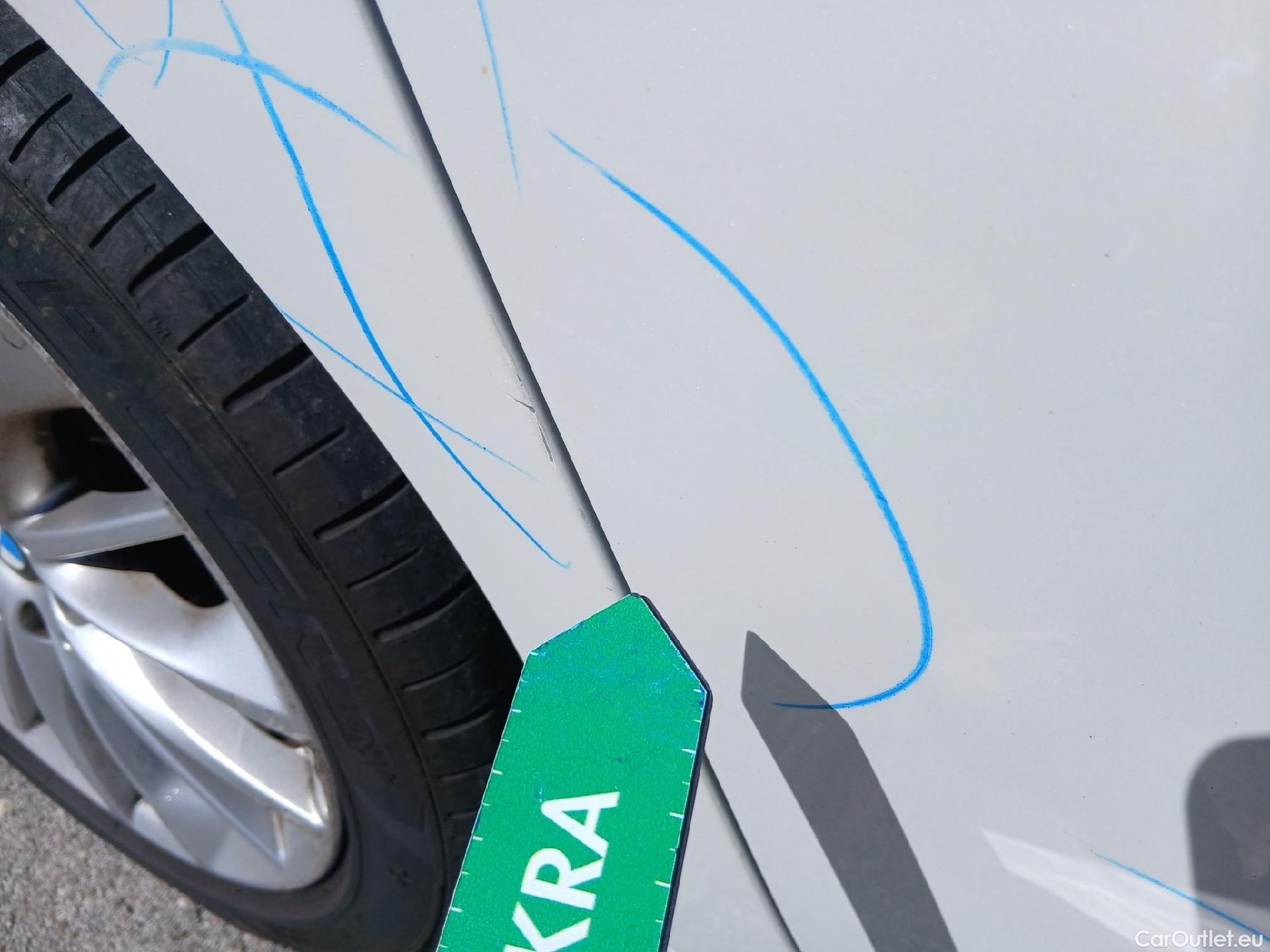  Bmw  Serie 1 BMW  / 2019 / 5P / berlina con portón 118i #39