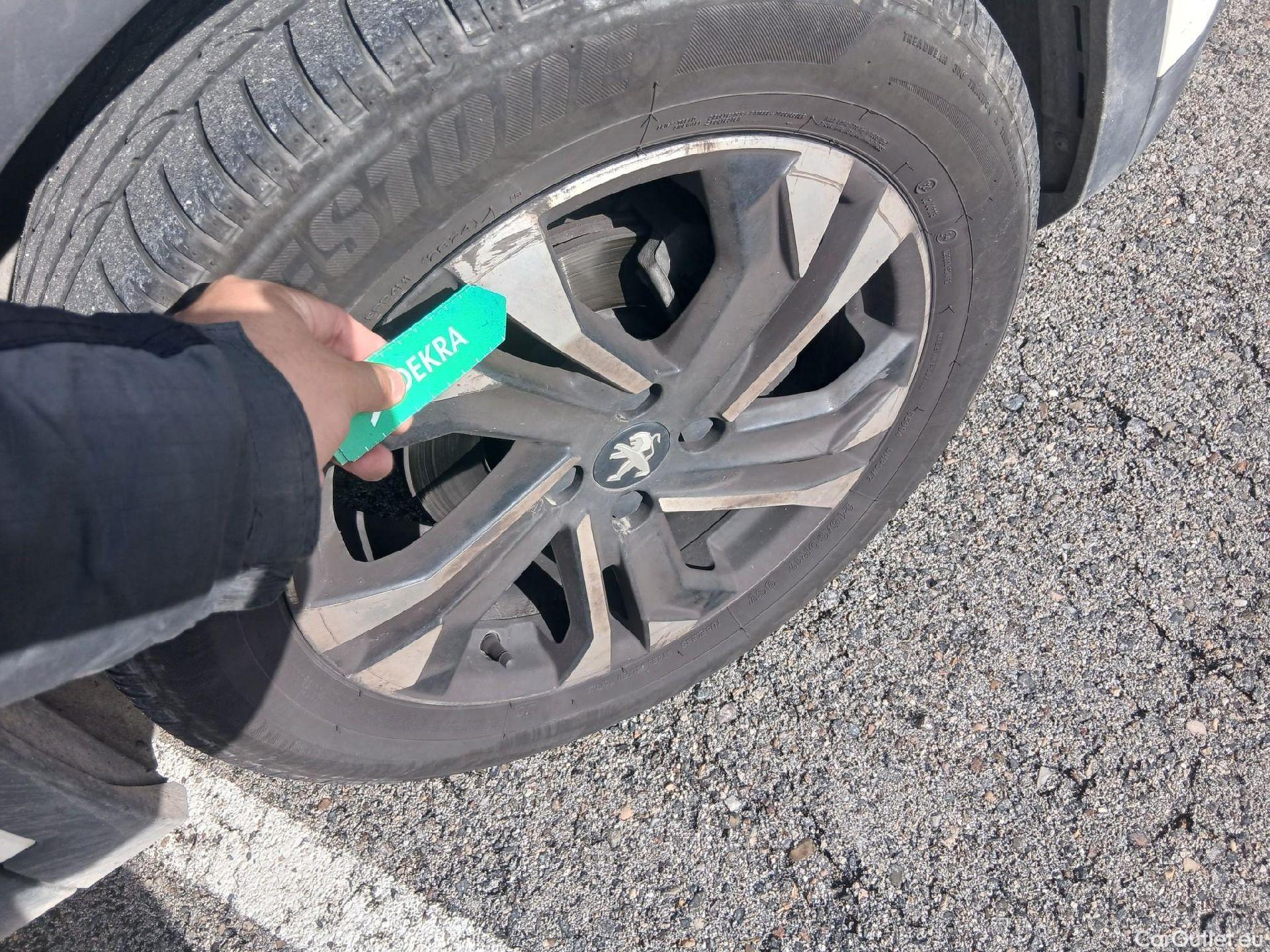  Peugeot  2008 PEUGEOT  / 2019 / 5P / todoterreno Allure BlueHDI 81kW (110CV) #33