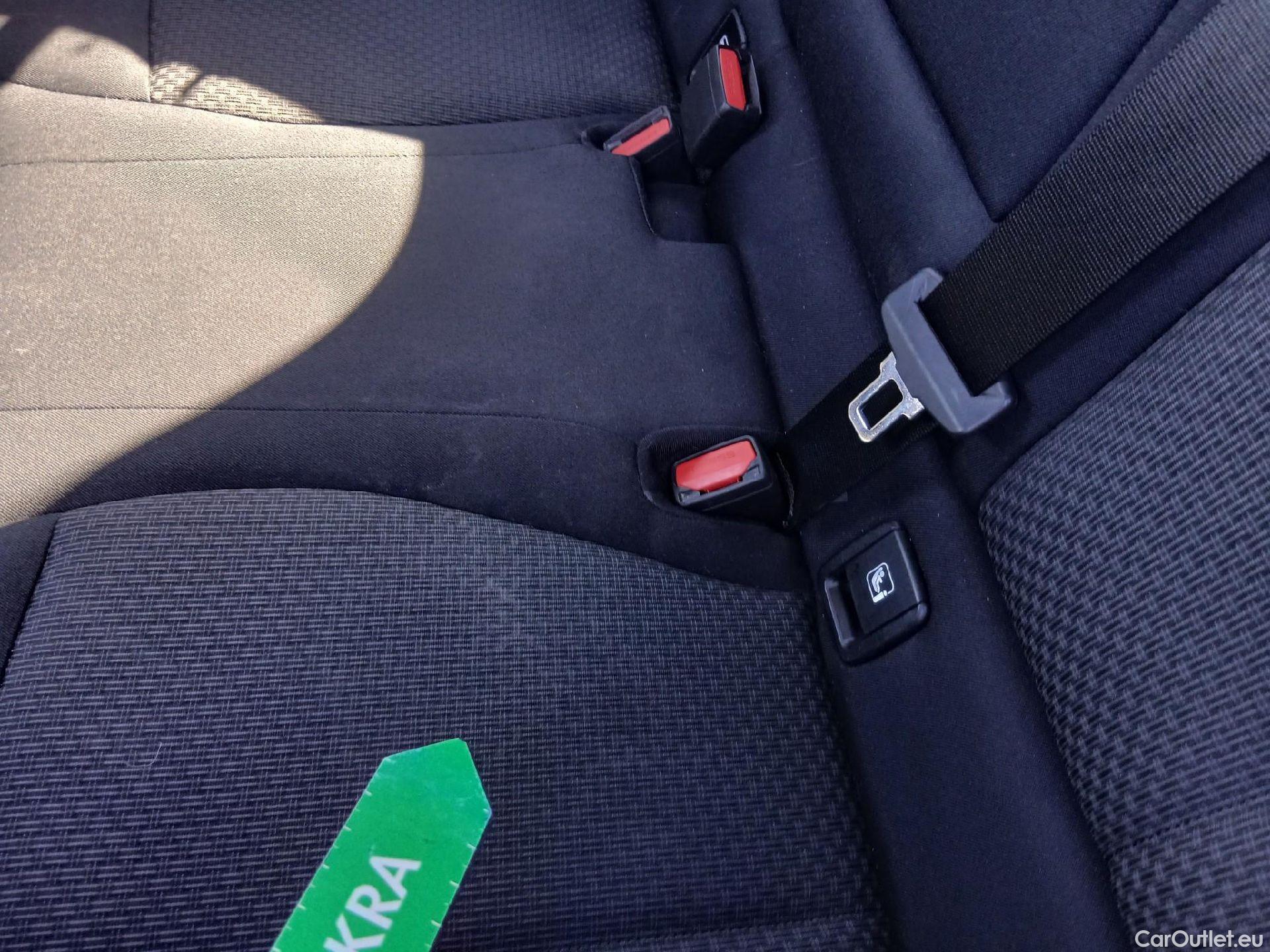  Bmw  Serie 1 BMW  / 2019 / 5P / berlina con portón 118i #19