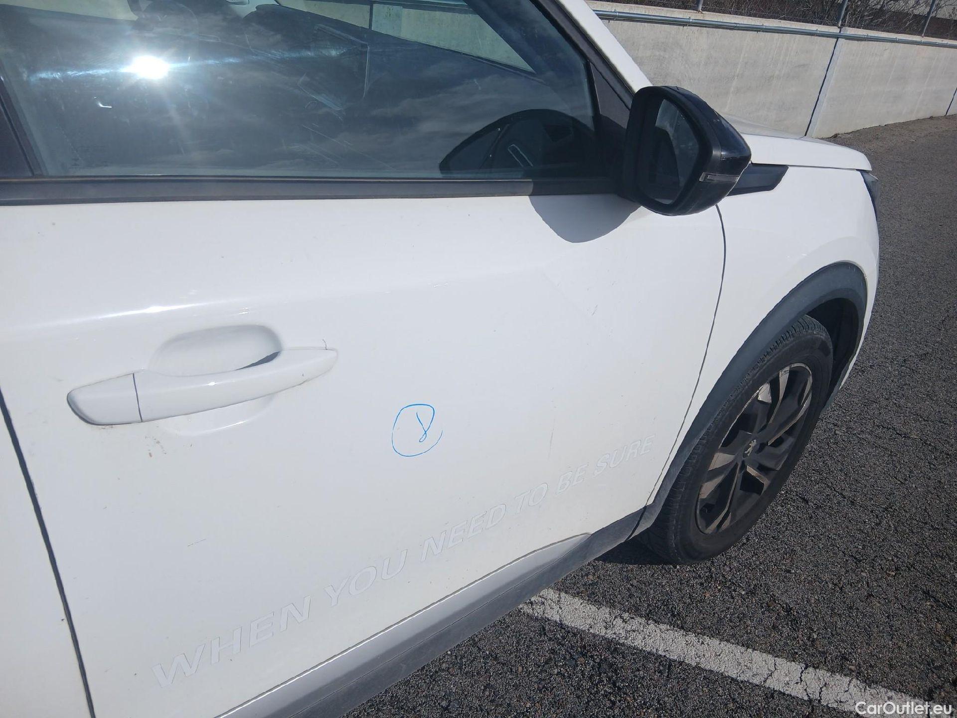  Peugeot  2008 PEUGEOT  / 2019 / 5P / todoterreno Allure BlueHDI 81kW (110CV) #30