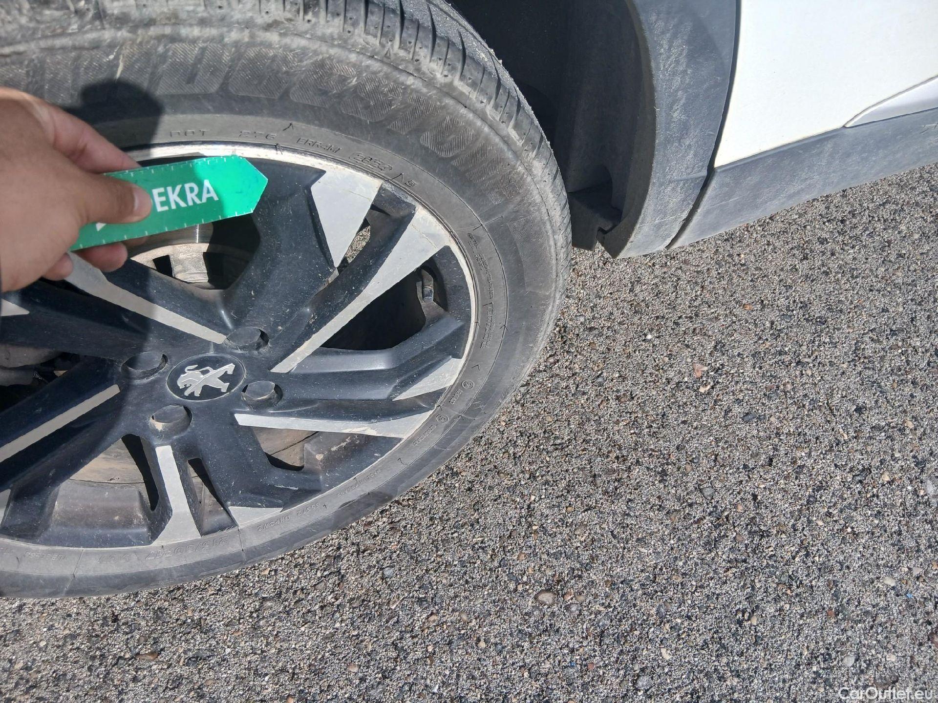  Peugeot  2008 PEUGEOT  / 2019 / 5P / todoterreno Allure BlueHDI 81kW (110CV) #25