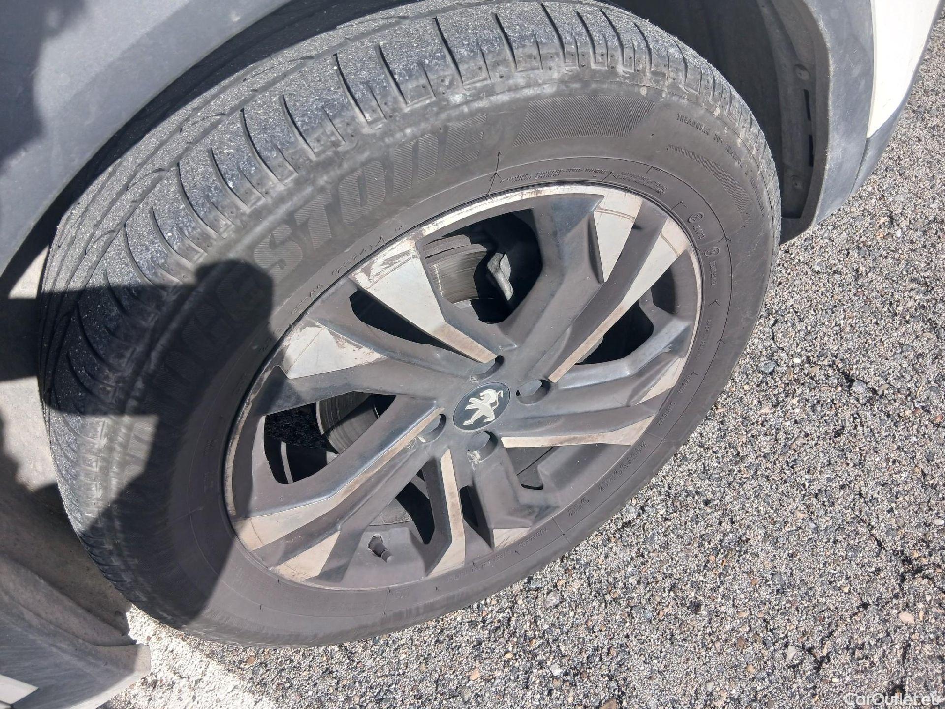  Peugeot  2008 PEUGEOT  / 2019 / 5P / todoterreno Allure BlueHDI 81kW (110CV) #32