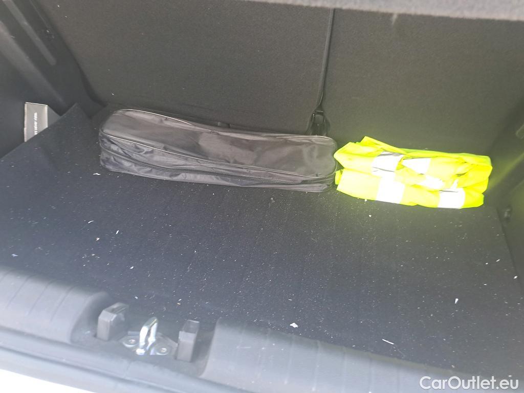  Hyundai  i20 HYUNDAI  / 2020 / 5P / berlina con portón 1.2 MPI Klass #24