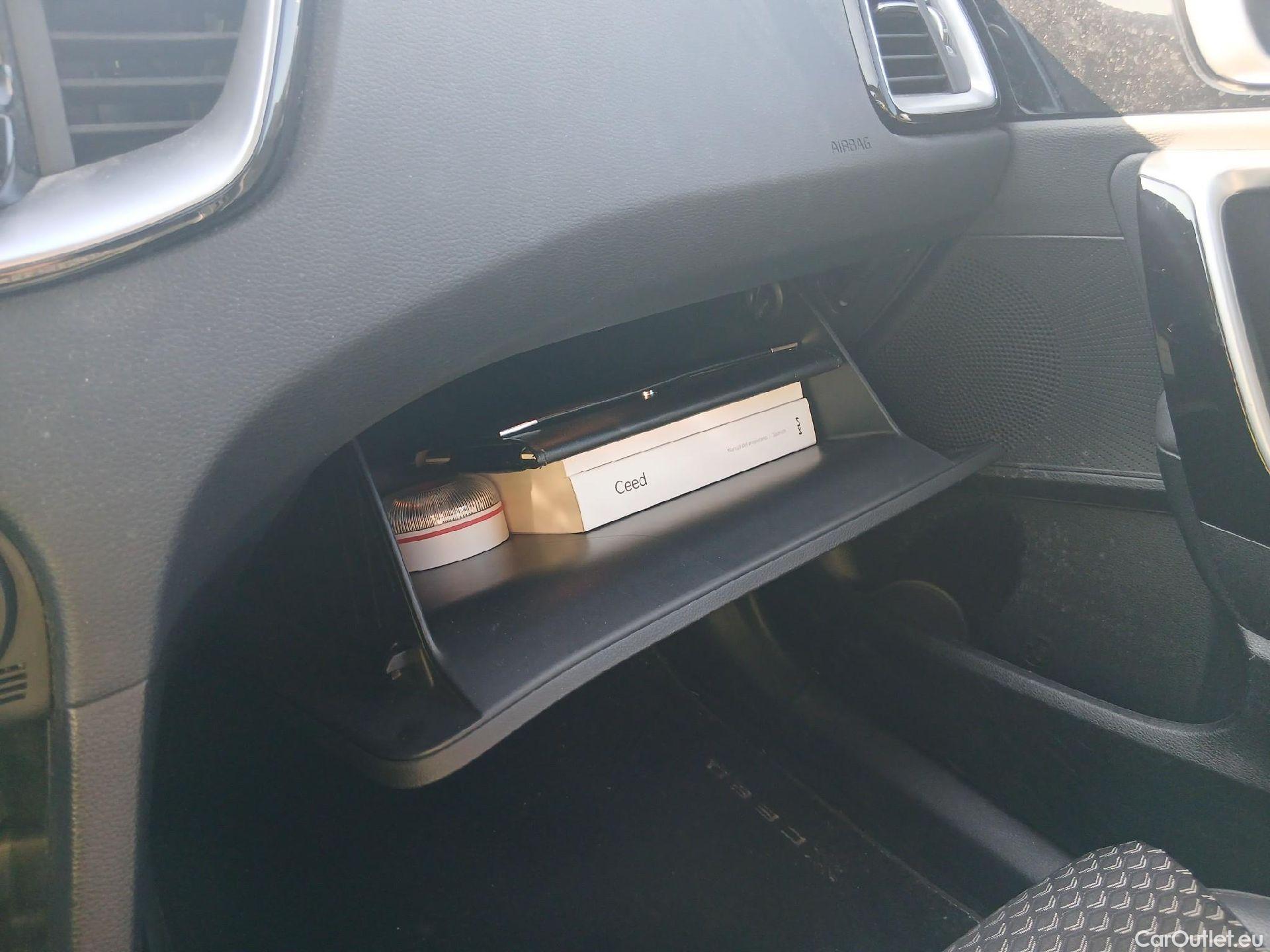  KIA  Cee'd KIA Ceed / 2021 / 5P / berlina con portón 1.5 MHEV 118kW (160CV) Tech DCT #1