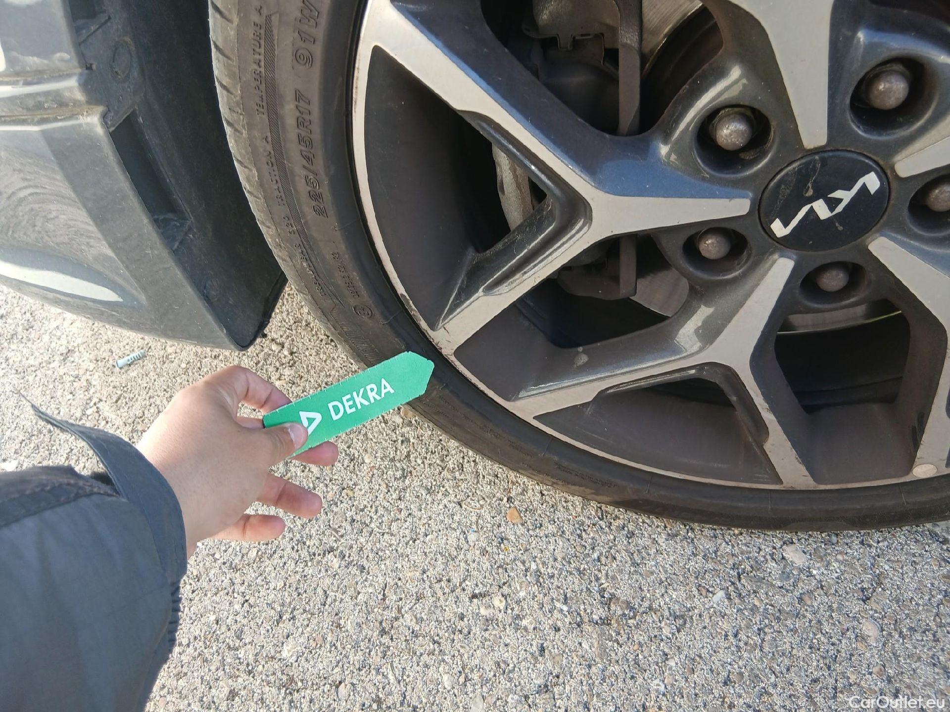  KIA  Cee'd KIA Ceed / 2021 / 5P / berlina con portón 1.5 MHEV 118kW (160CV) Tech DCT #4