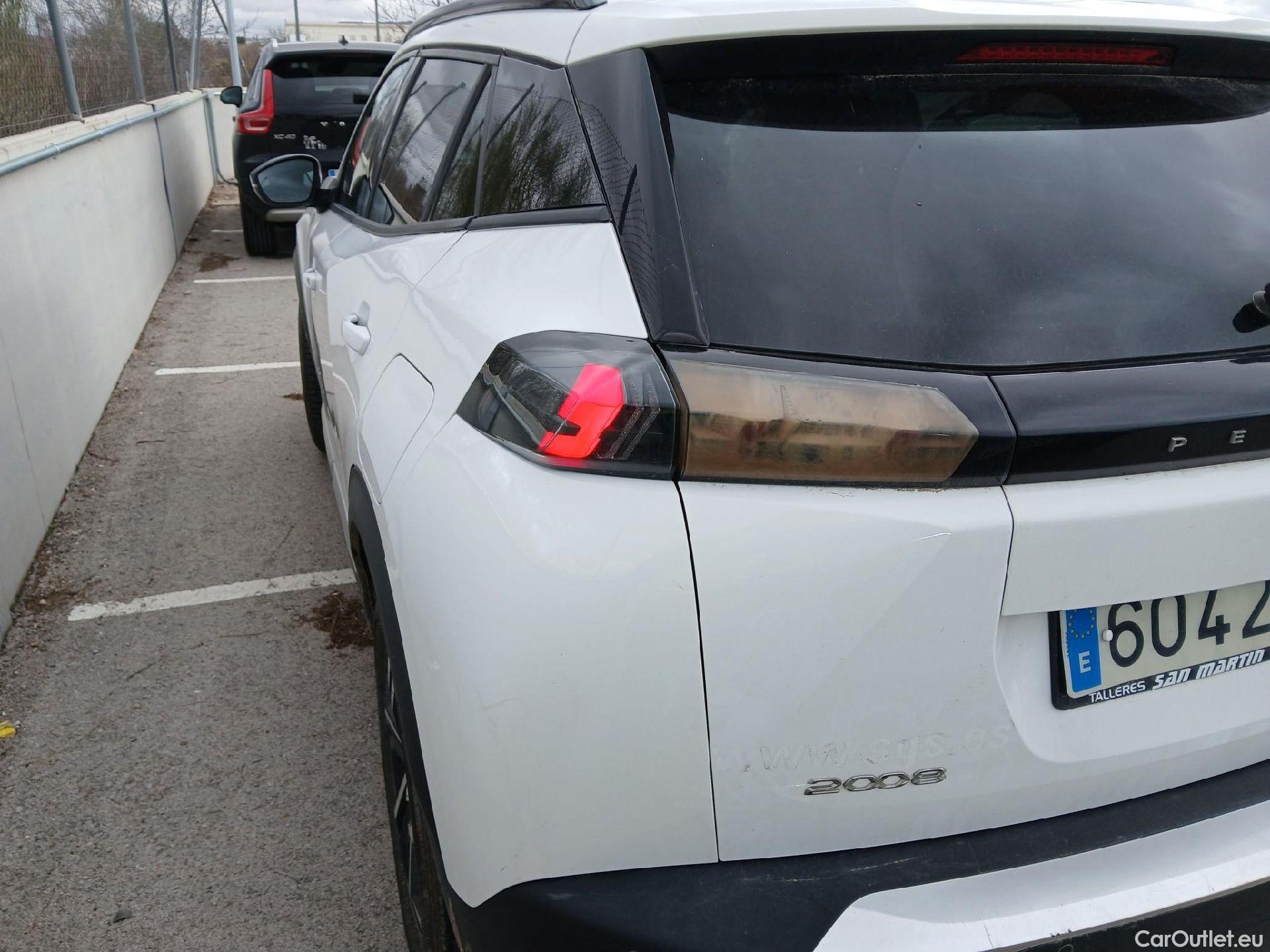  Peugeot  2008 PEUGEOT  / 2019 / 5P / todoterreno Allure BlueHDI 81kW (110CV) #17