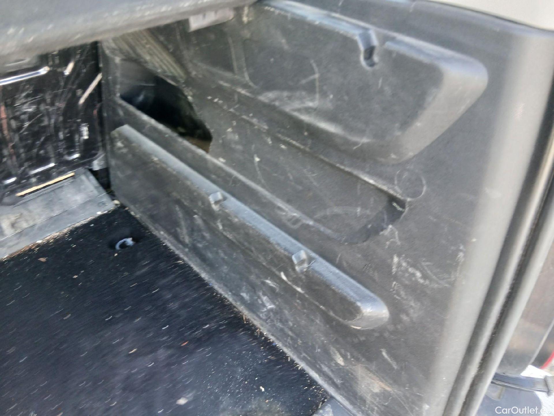  Citroen  Berlingo CITROEN  / 2018 / 4P / combi Talla M BlueHDi 100 LIVE (AC) #29