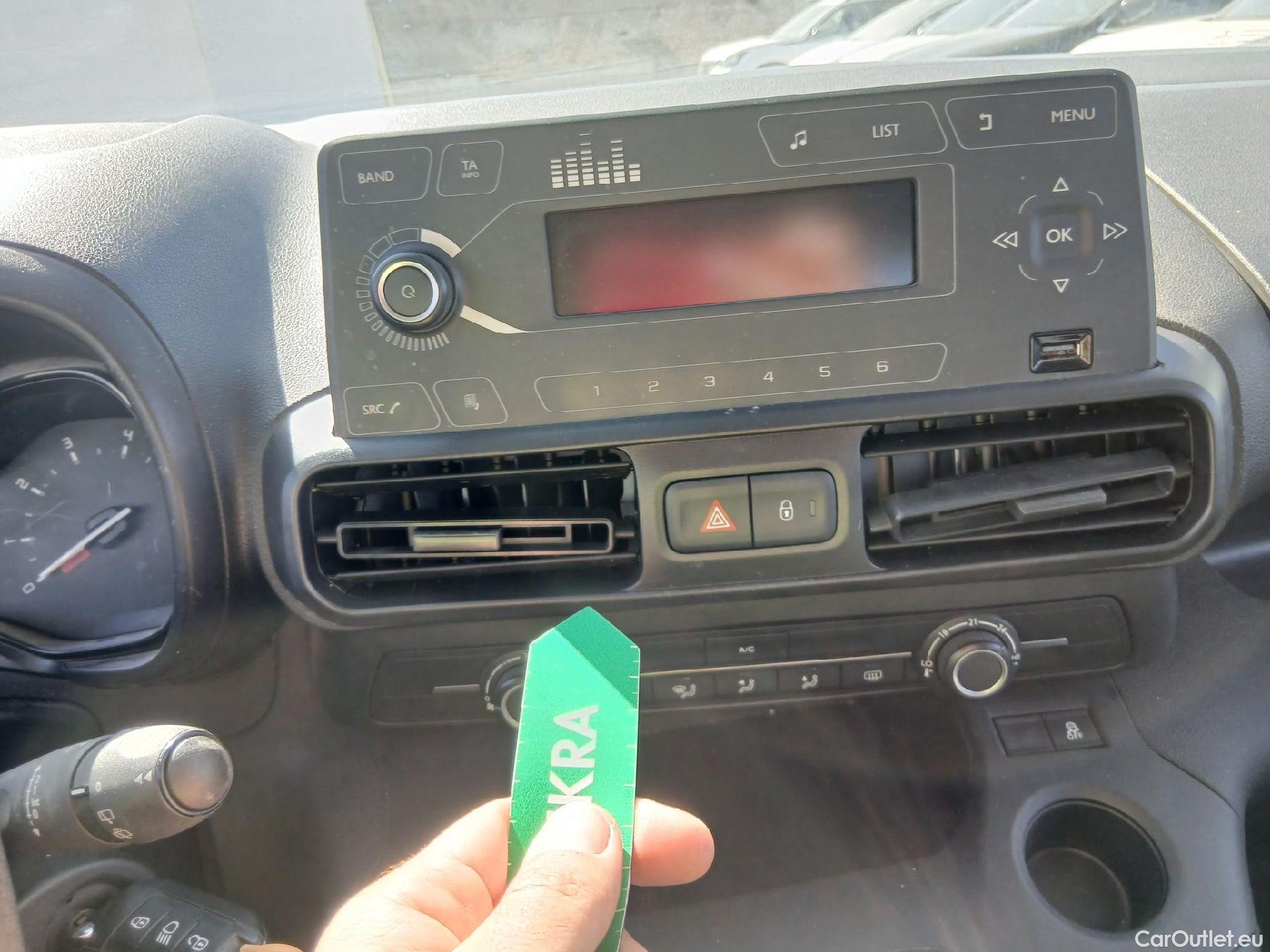  Citroen  Berlingo CITROEN  / 2018 / 4P / combi Talla M BlueHDi 100 LIVE (AC) #36