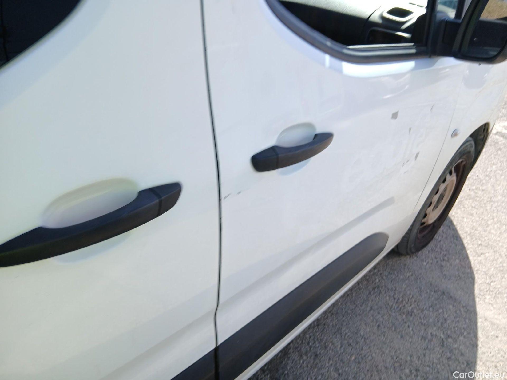  Citroen  Berlingo CITROEN  / 2018 / 4P / combi Talla M BlueHDi 100 LIVE (AC) #21