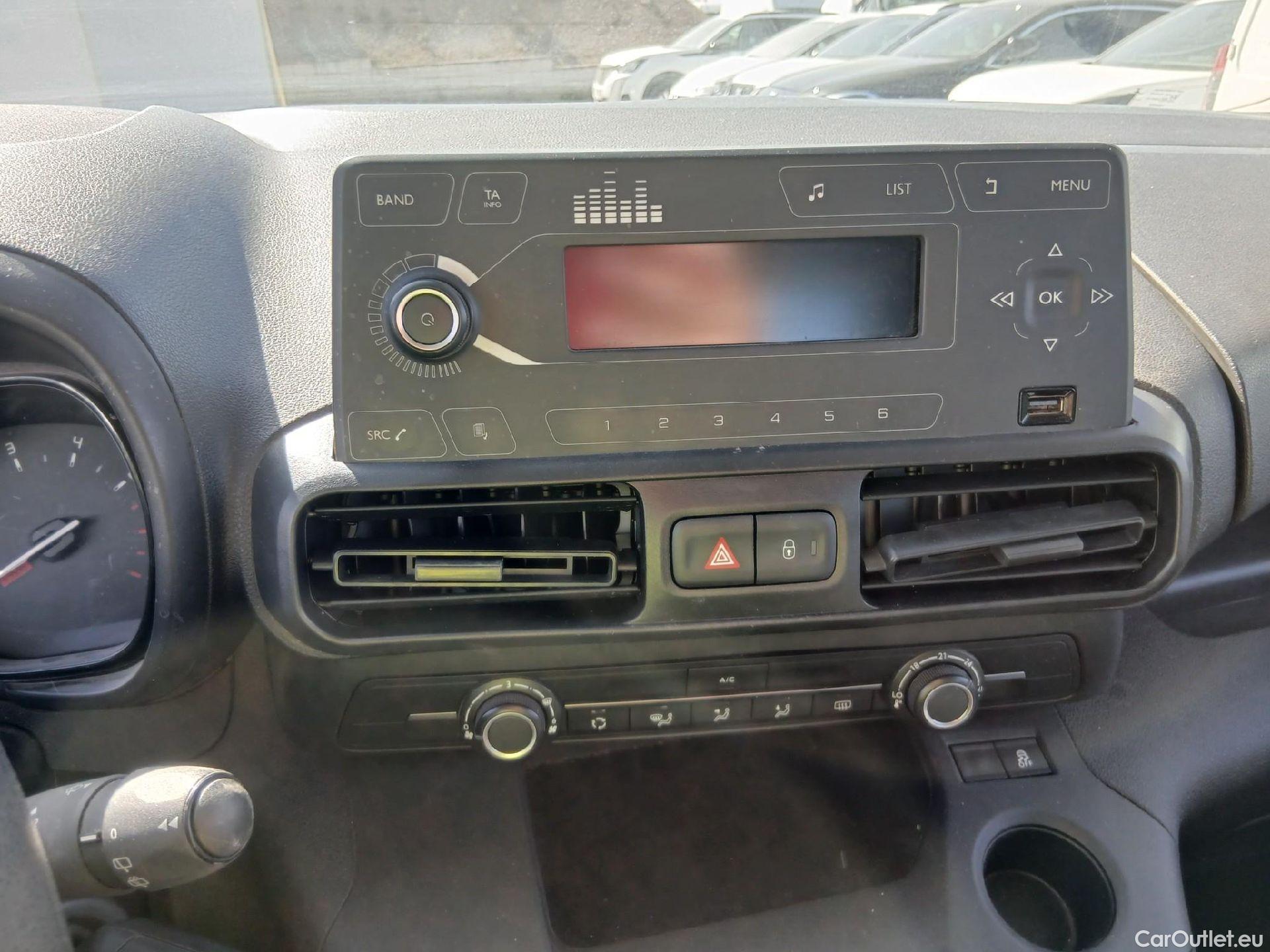  Citroen  Berlingo CITROEN  / 2018 / 4P / combi Talla M BlueHDi 100 LIVE (AC) #35