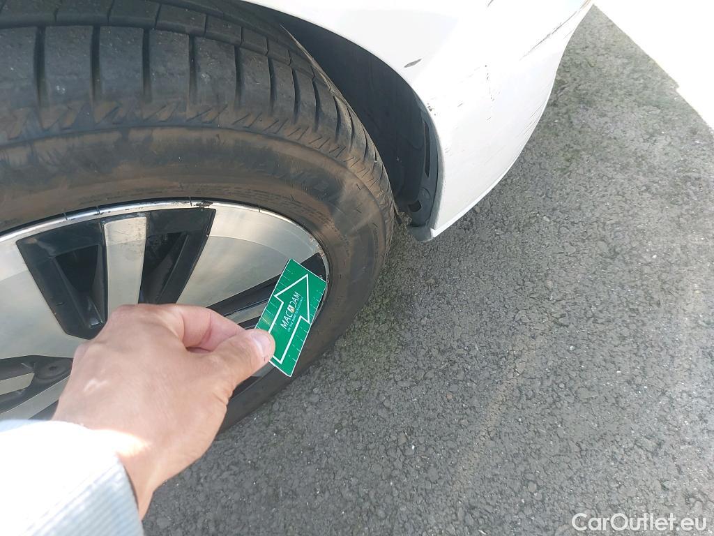  Volkswagen  Golf  VOLKSWAGEN / 2016 / 5P / berlina con portón e-ePower 110 kW (136CV) #6